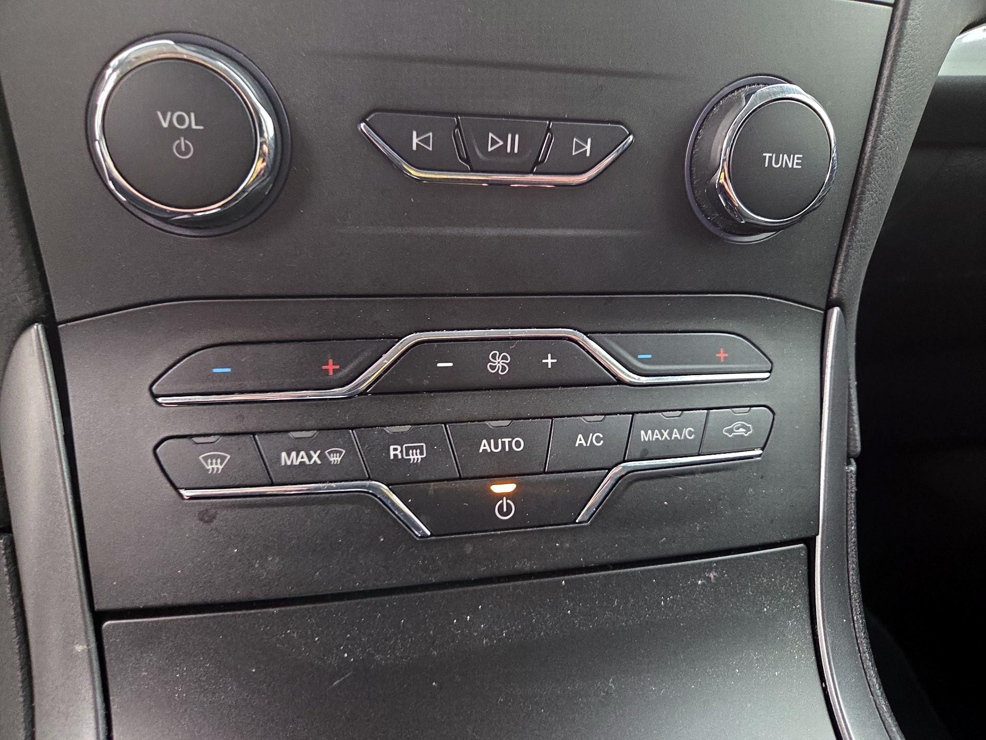 Thumbnail: 2020 Ford Edge - 16