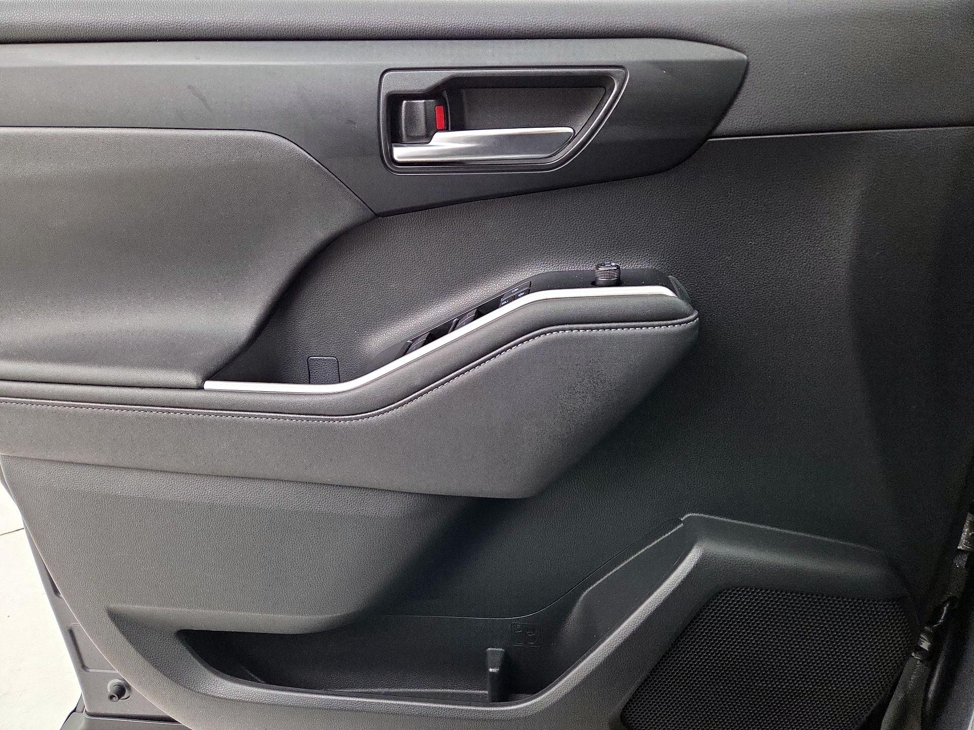 Thumbnail: 2020 Toyota Highlander - 12