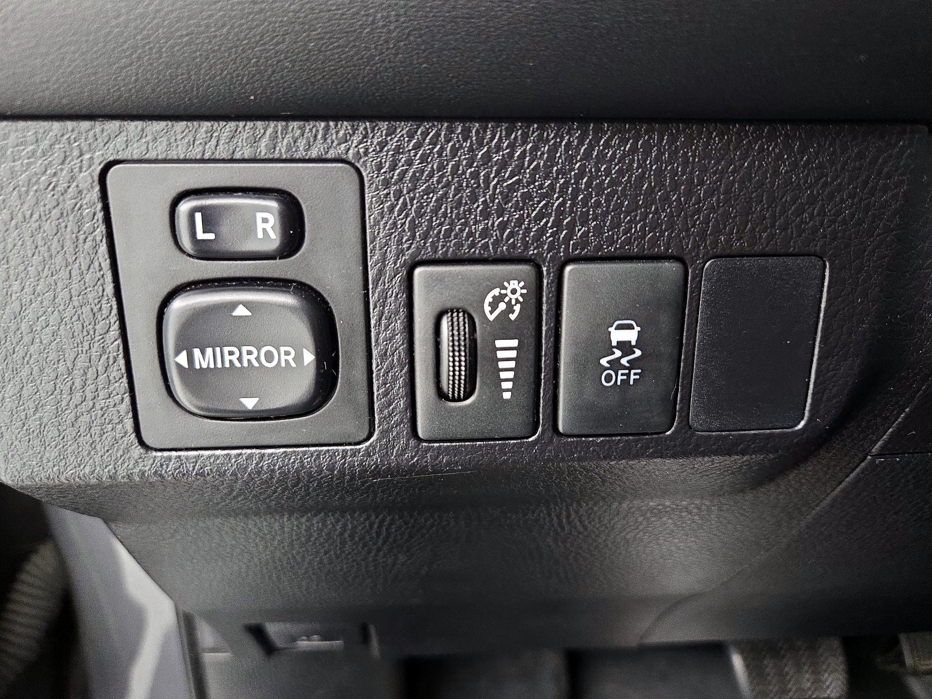 Thumbnail: 2015 Toyota RAV4 - 13