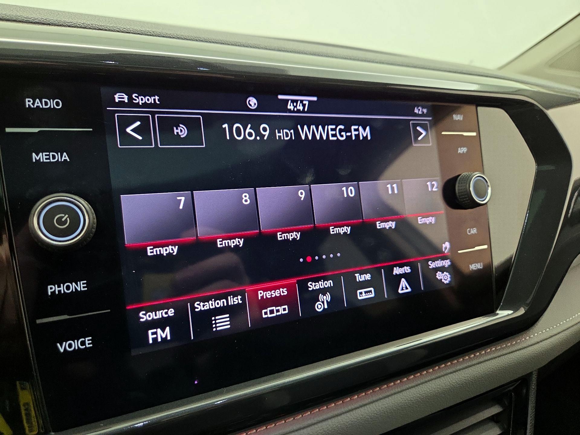 Thumbnail: 2022 Volkswagen Taos - 16