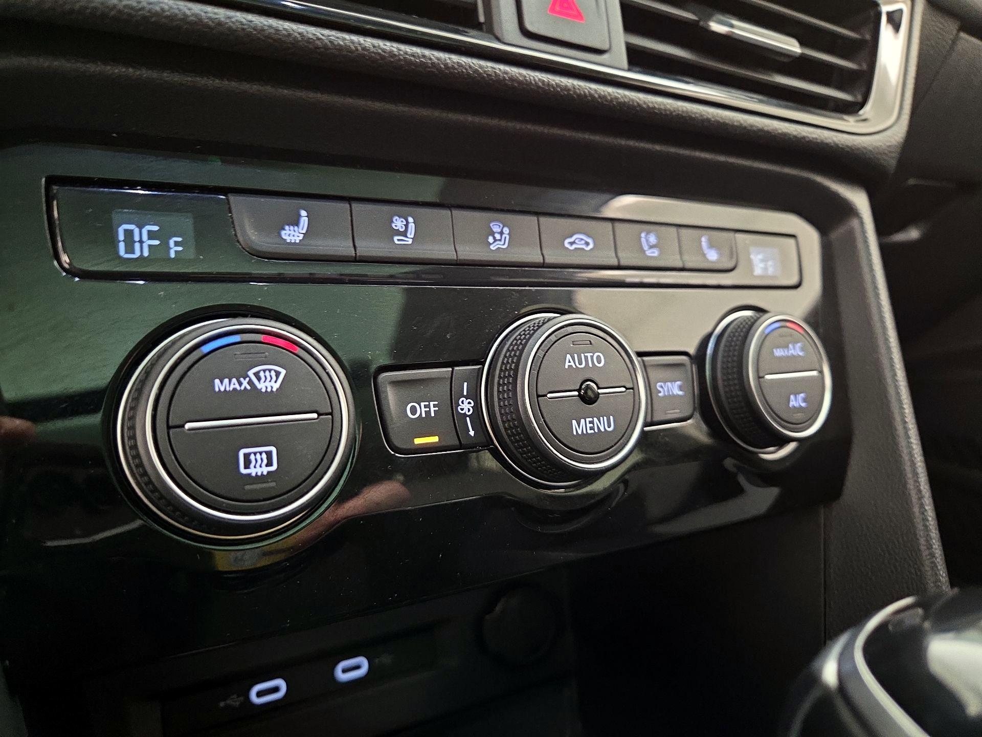 Thumbnail: 2022 Volkswagen Taos - 17