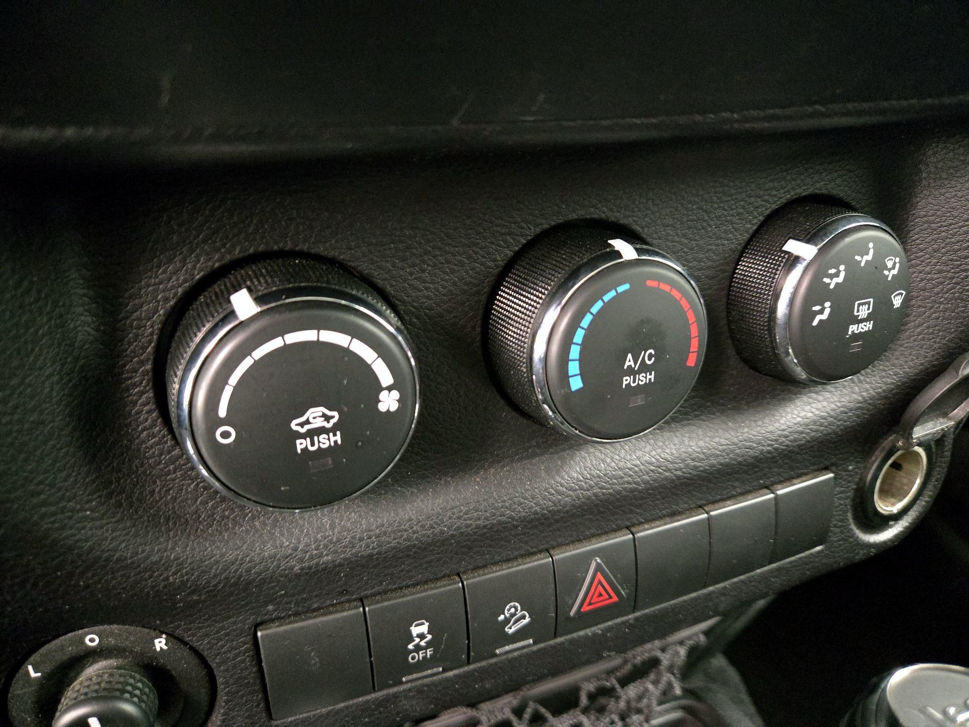 Thumbnail: 2016 Jeep Wrangler - 14