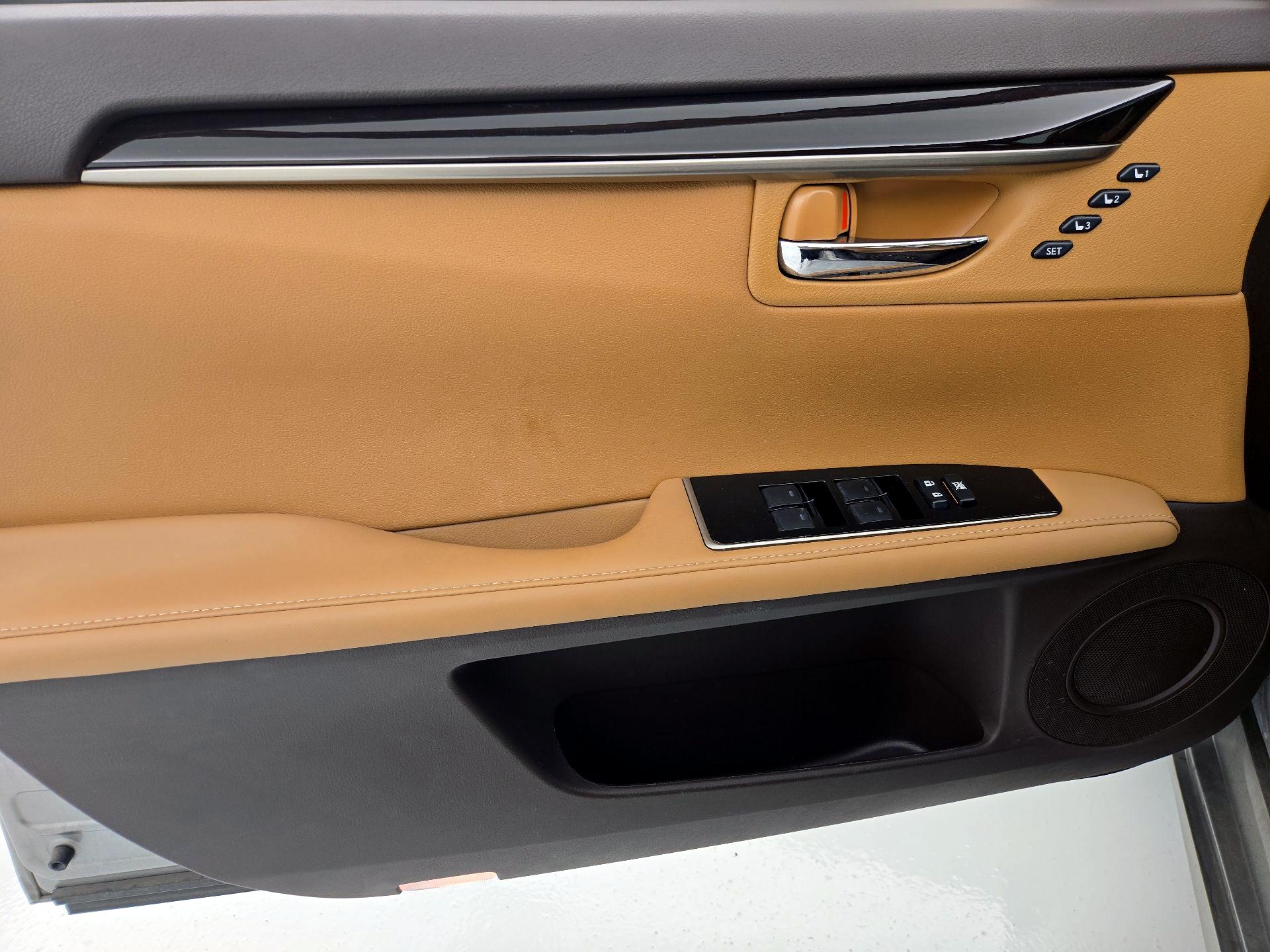 Thumbnail: 2018 Lexus ES - 12