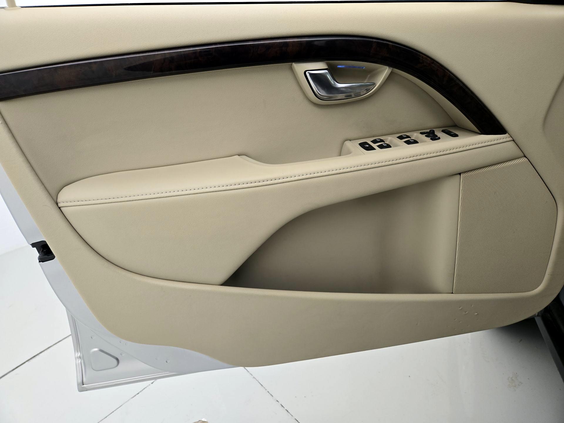 Thumbnail: 2016 Volvo XC70 - 12