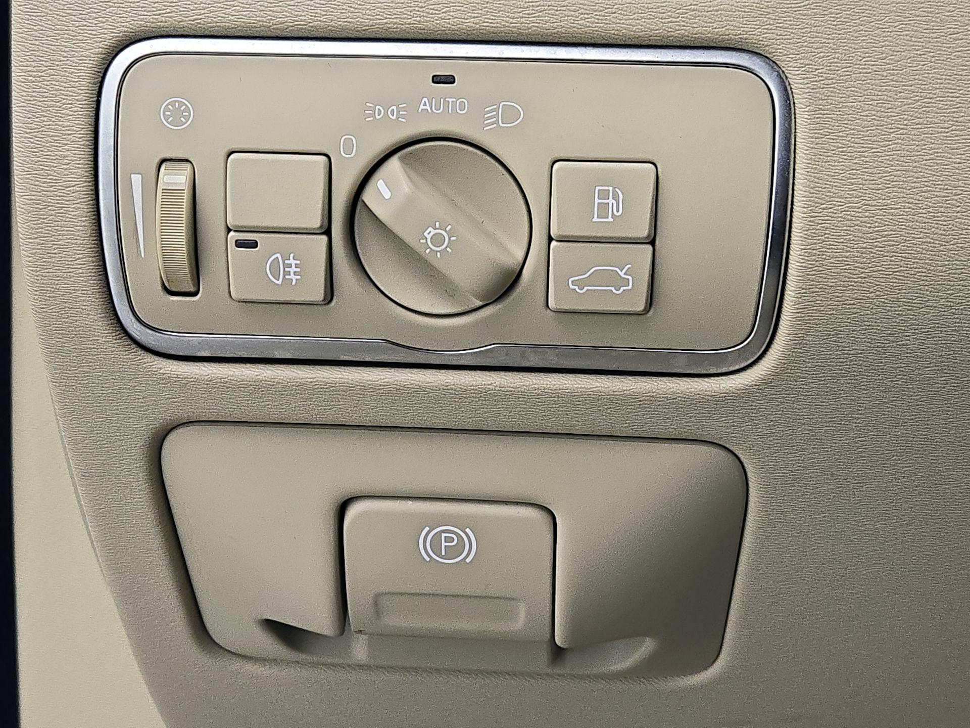 Thumbnail: 2016 Volvo XC70 - 13