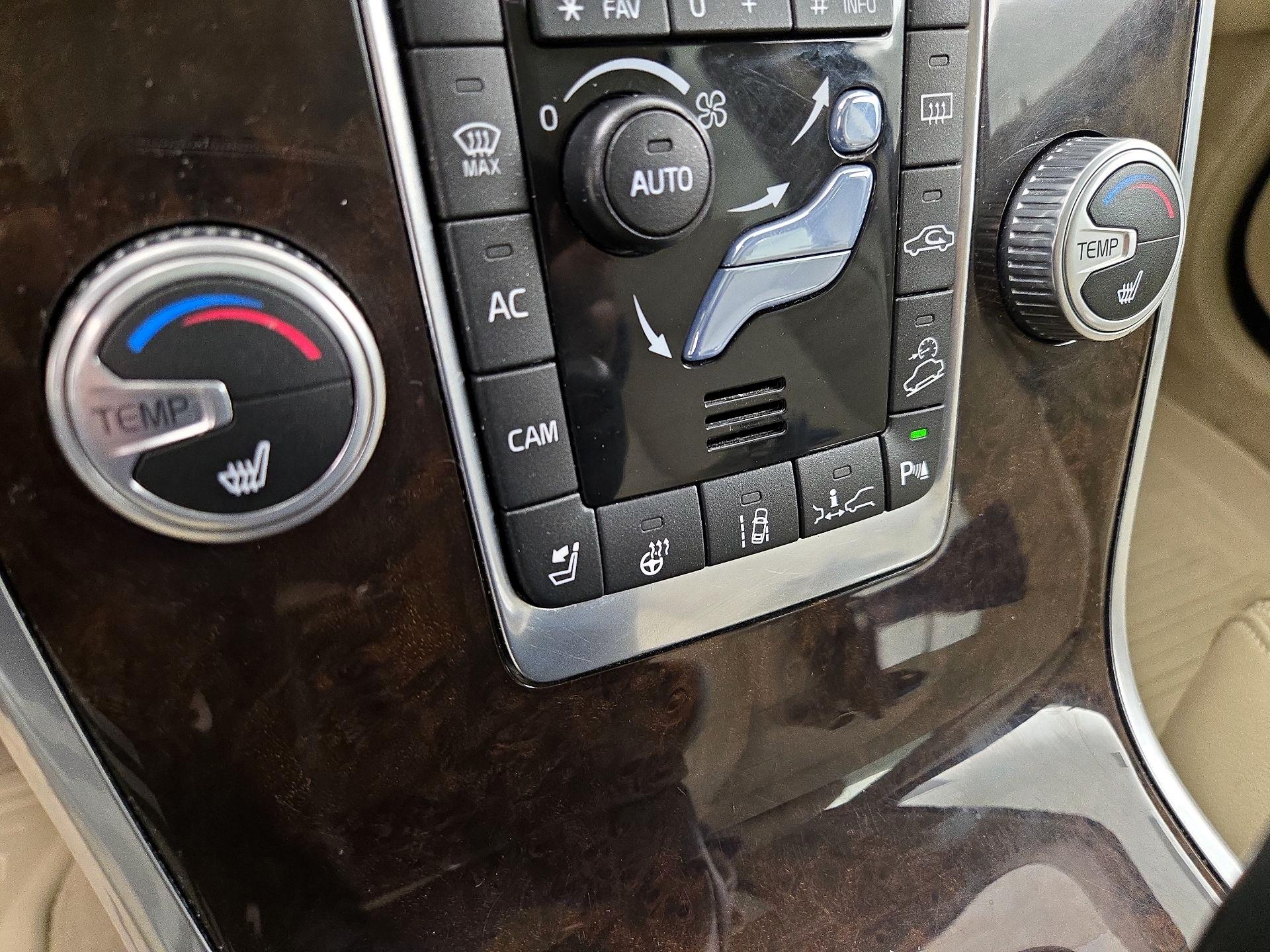 Thumbnail: 2016 Volvo XC70 - 17