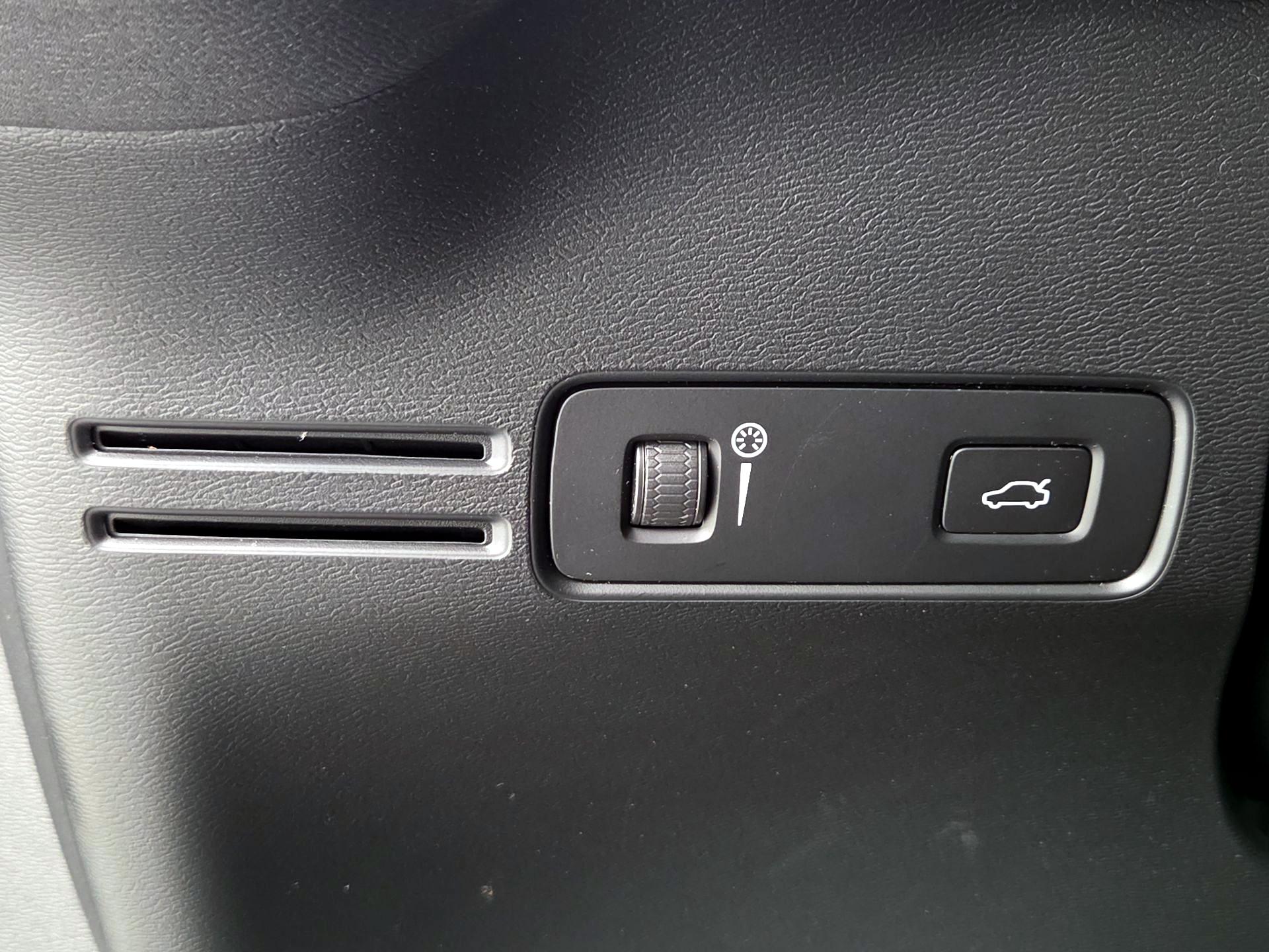 Thumbnail: 2021 Volvo XC40 - 13