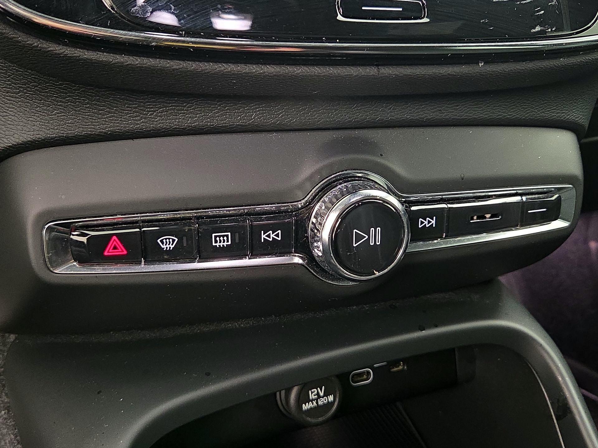 Thumbnail: 2021 Volvo XC40 - 17