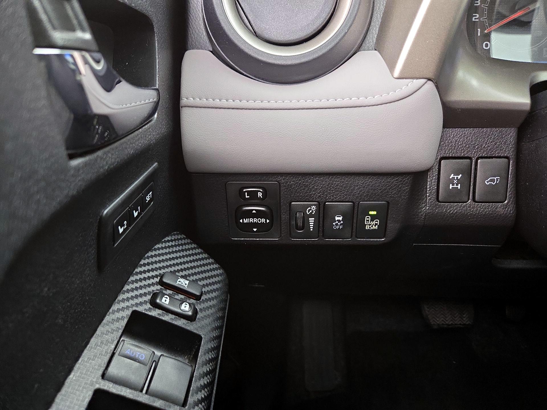 Thumbnail: 2015 Toyota RAV4 - 13