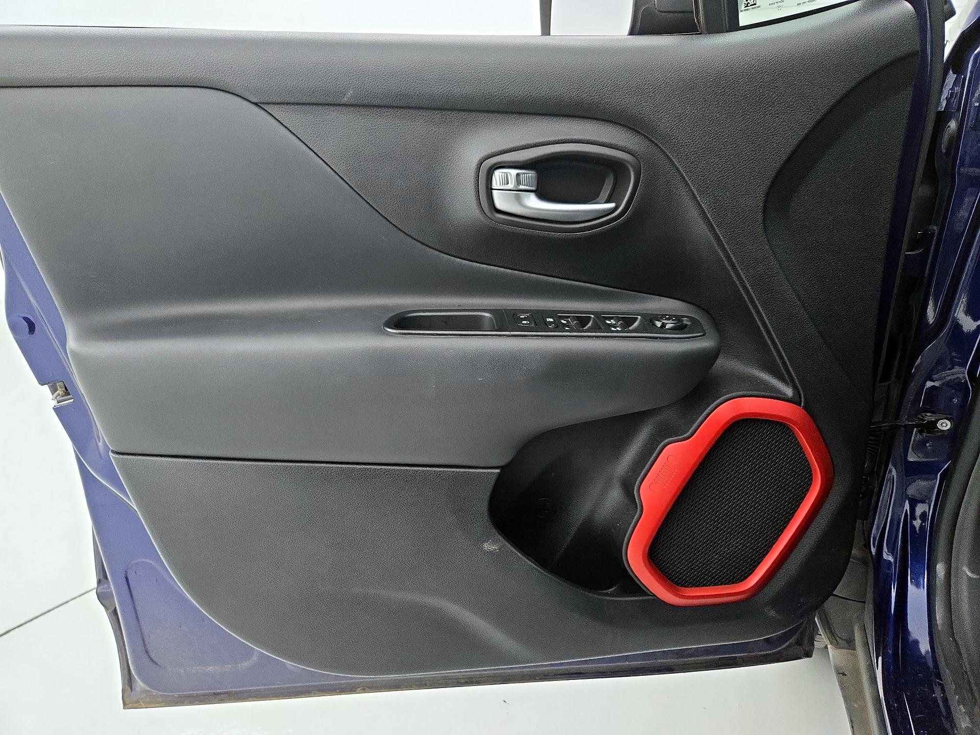 Thumbnail: 2017 Jeep Renegade - 10