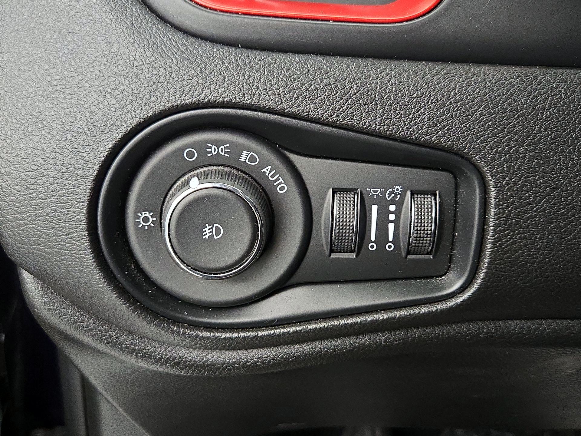 Thumbnail: 2017 Jeep Renegade - 11