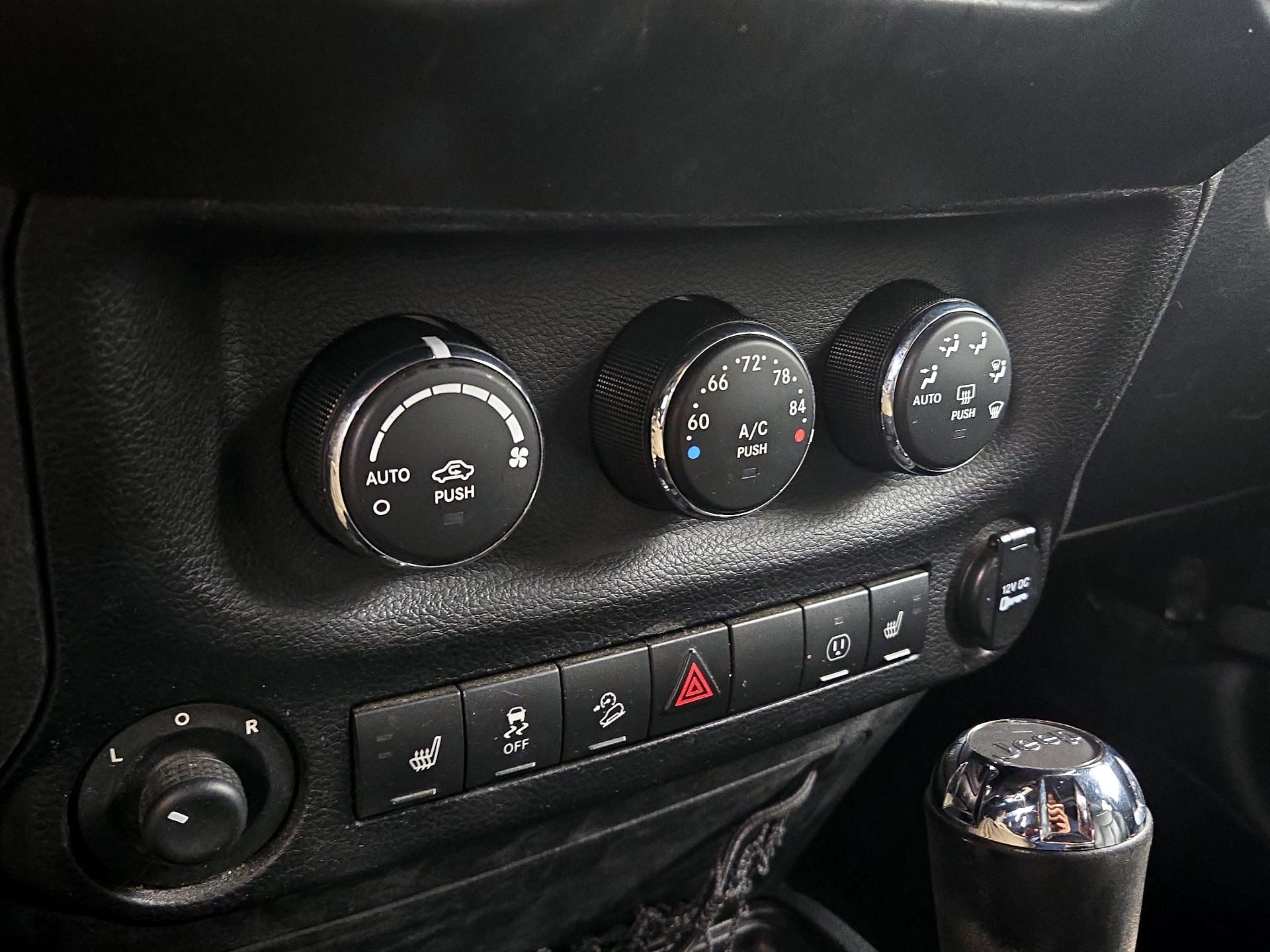 Thumbnail: 2014 Jeep Wrangler - 15