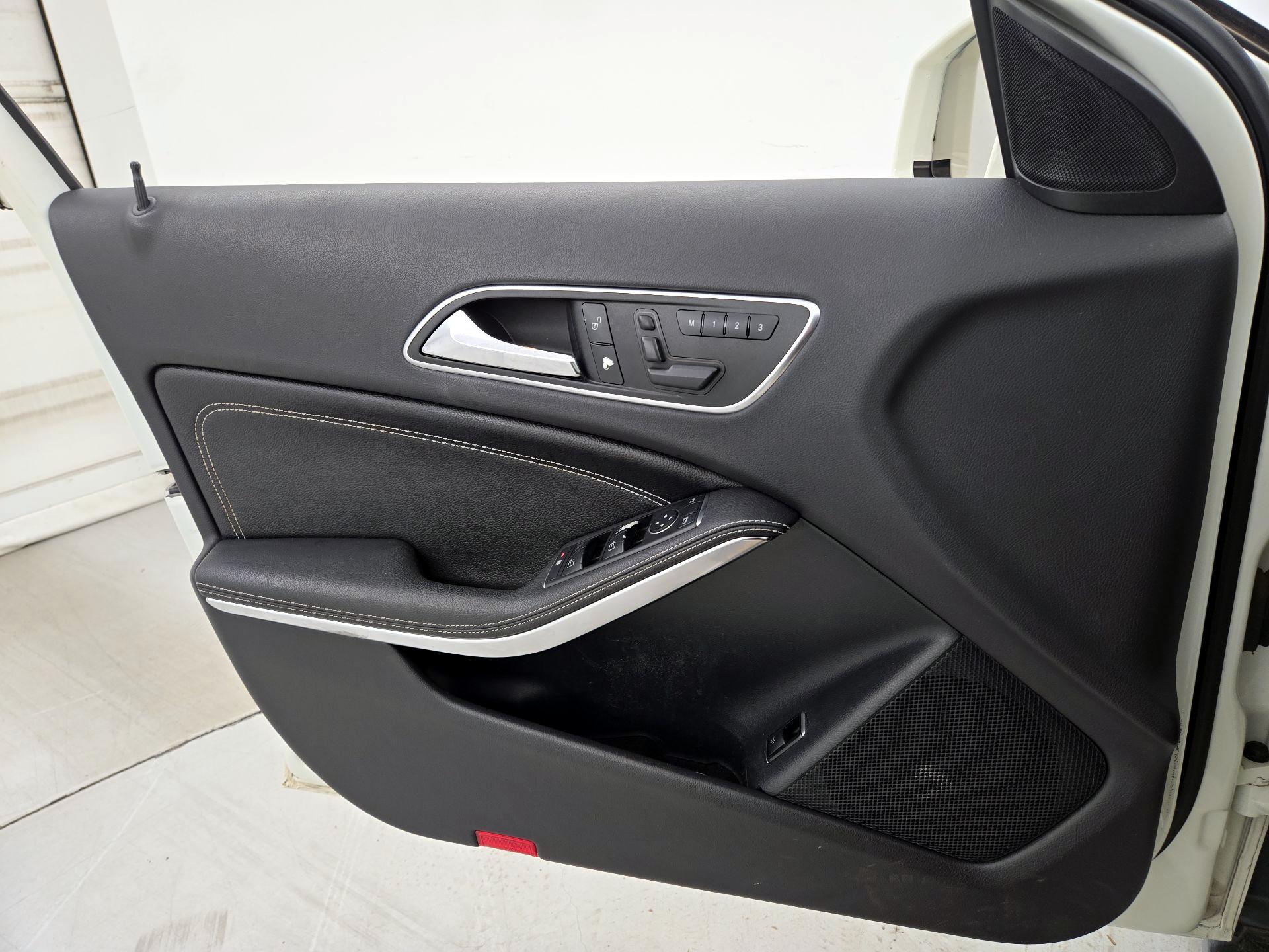 Thumbnail: 2016 Mercedes-Benz GLA - 12