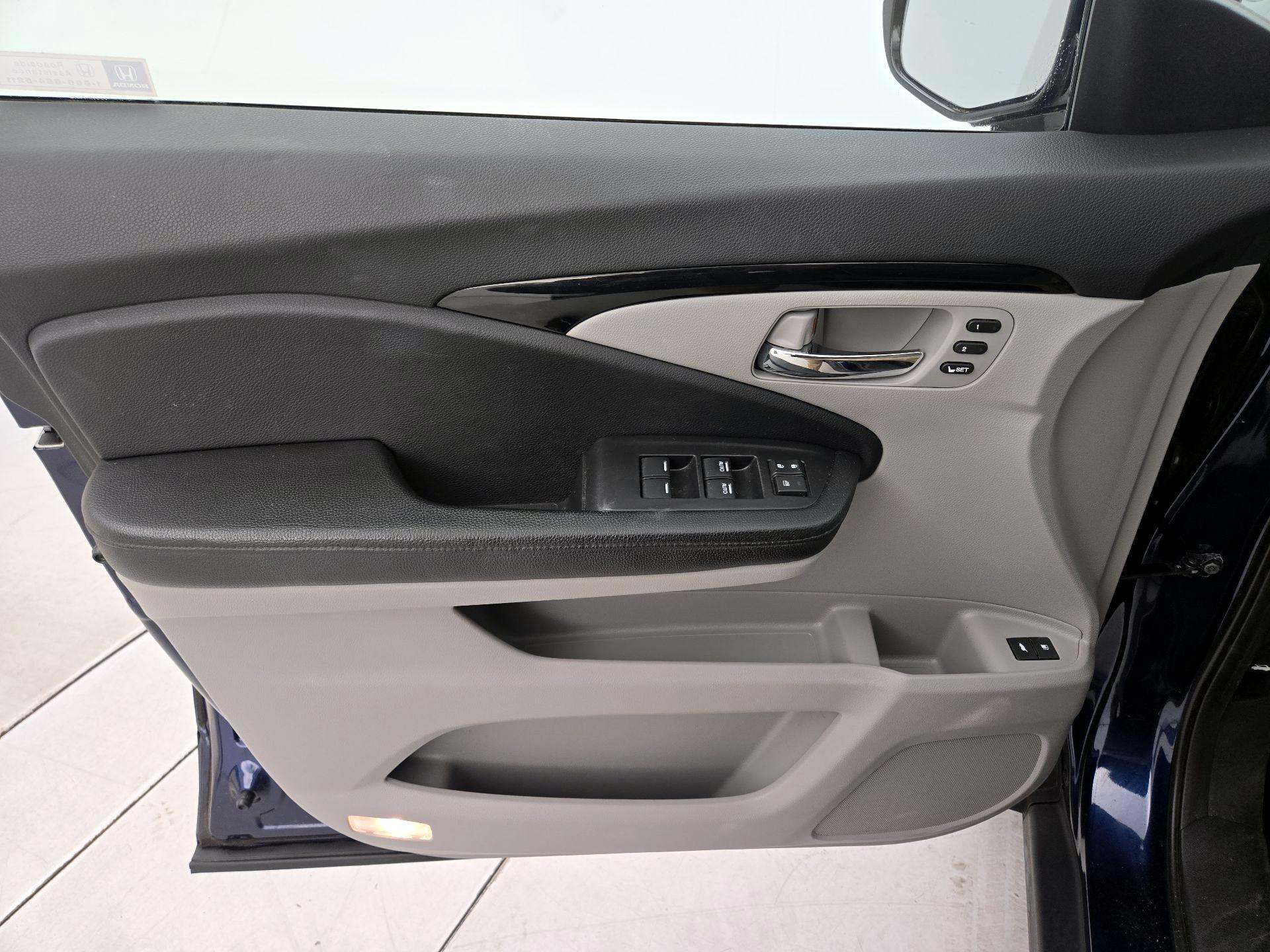 Thumbnail: 2017 Honda Pilot - 12