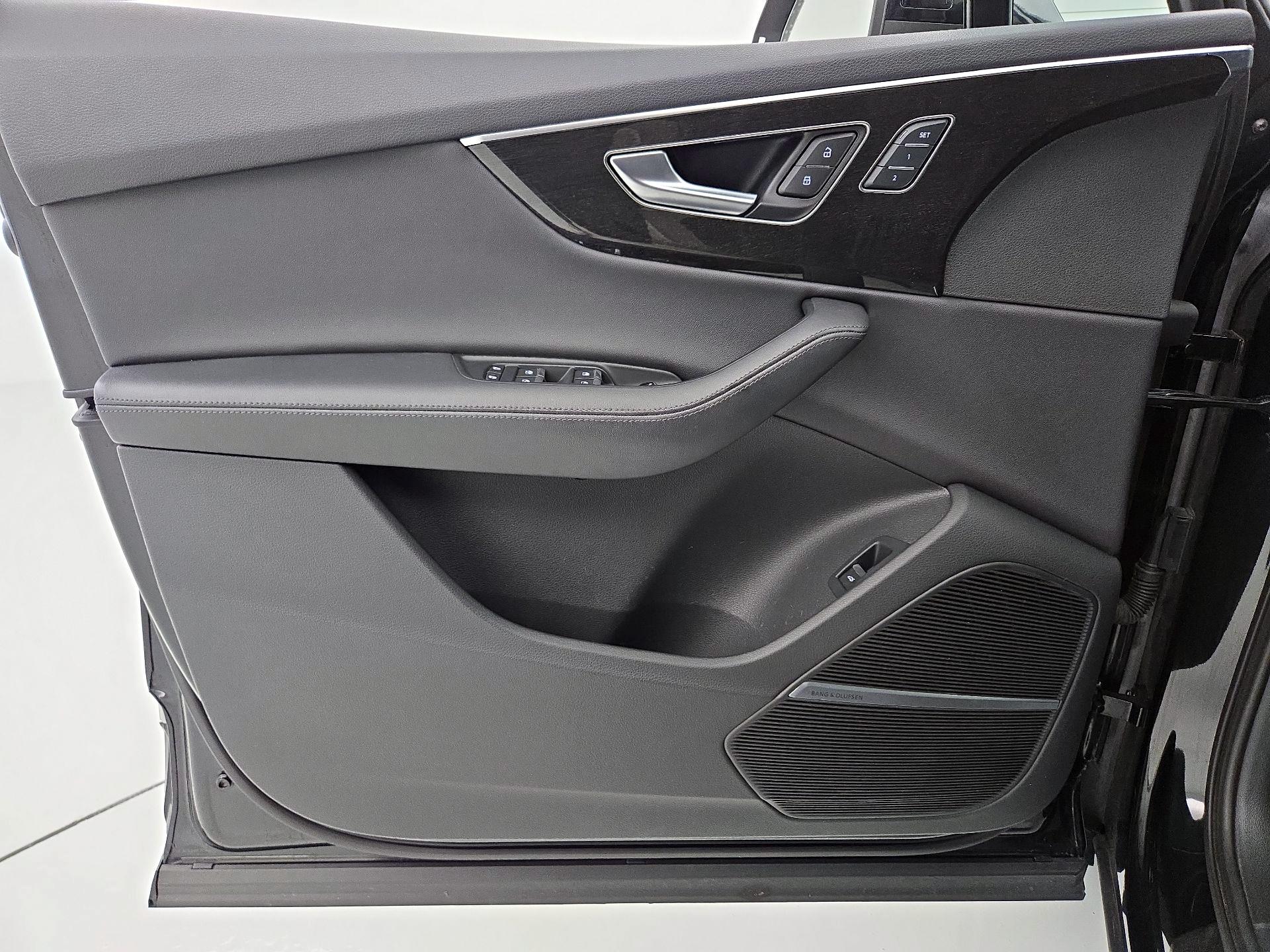 Thumbnail: 2023 Audi Q7 - 10