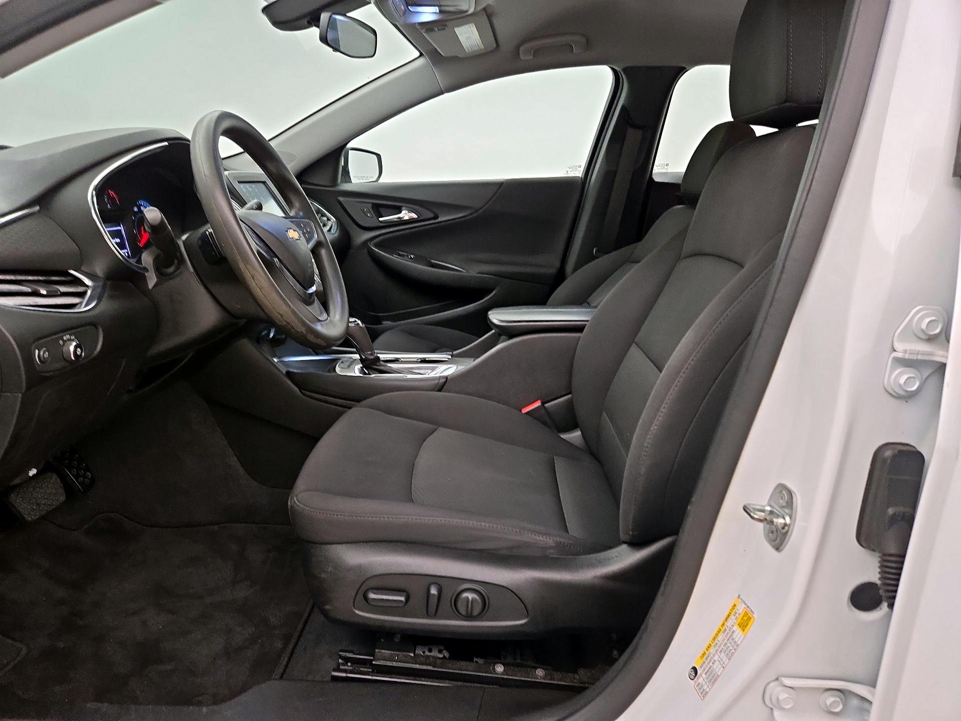 Thumbnail: 2017 Chevrolet Malibu - 11