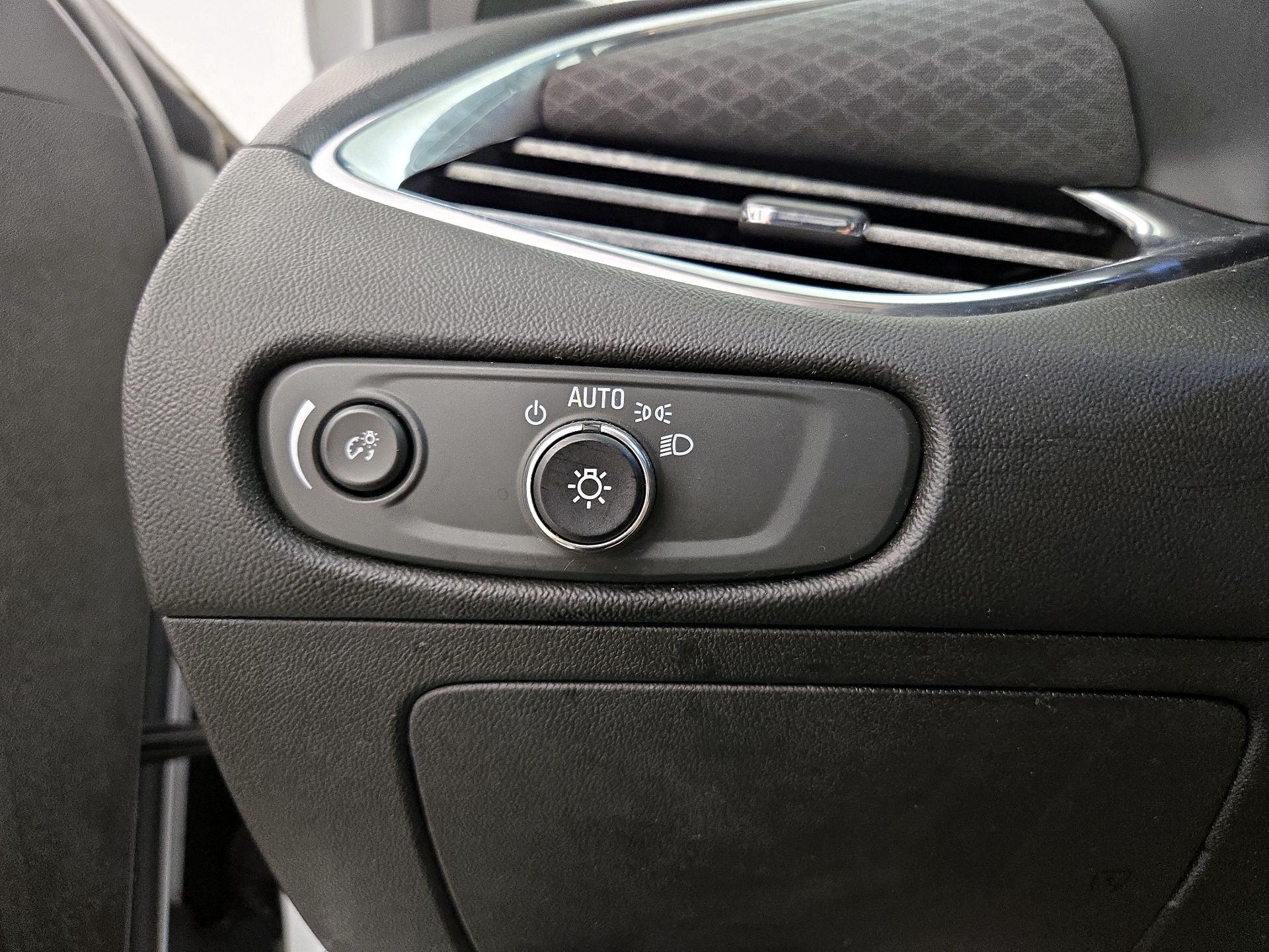 Thumbnail: 2017 Chevrolet Malibu - 13