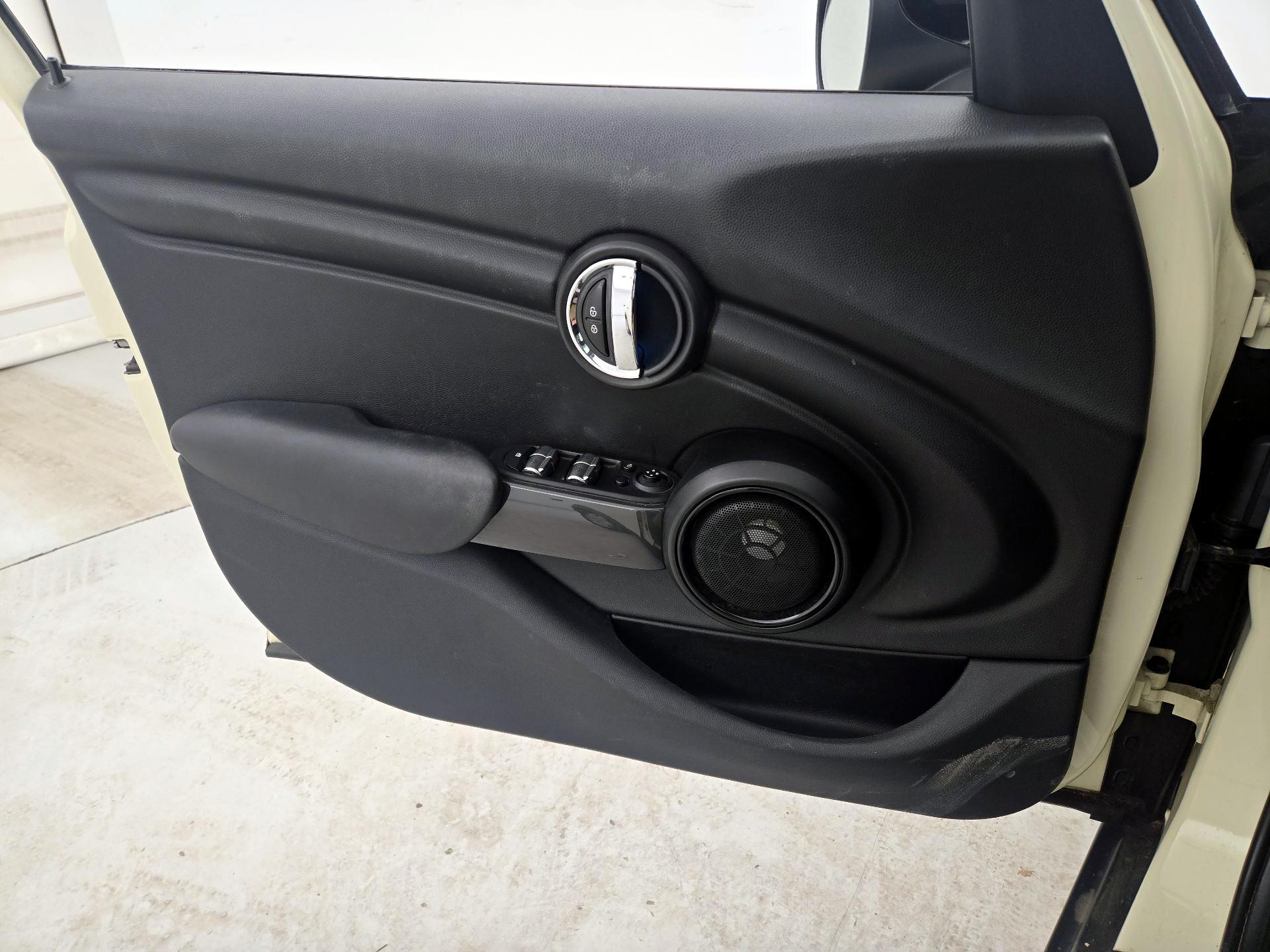 Thumbnail: 2016 MINI Cooper Hardtop - 12