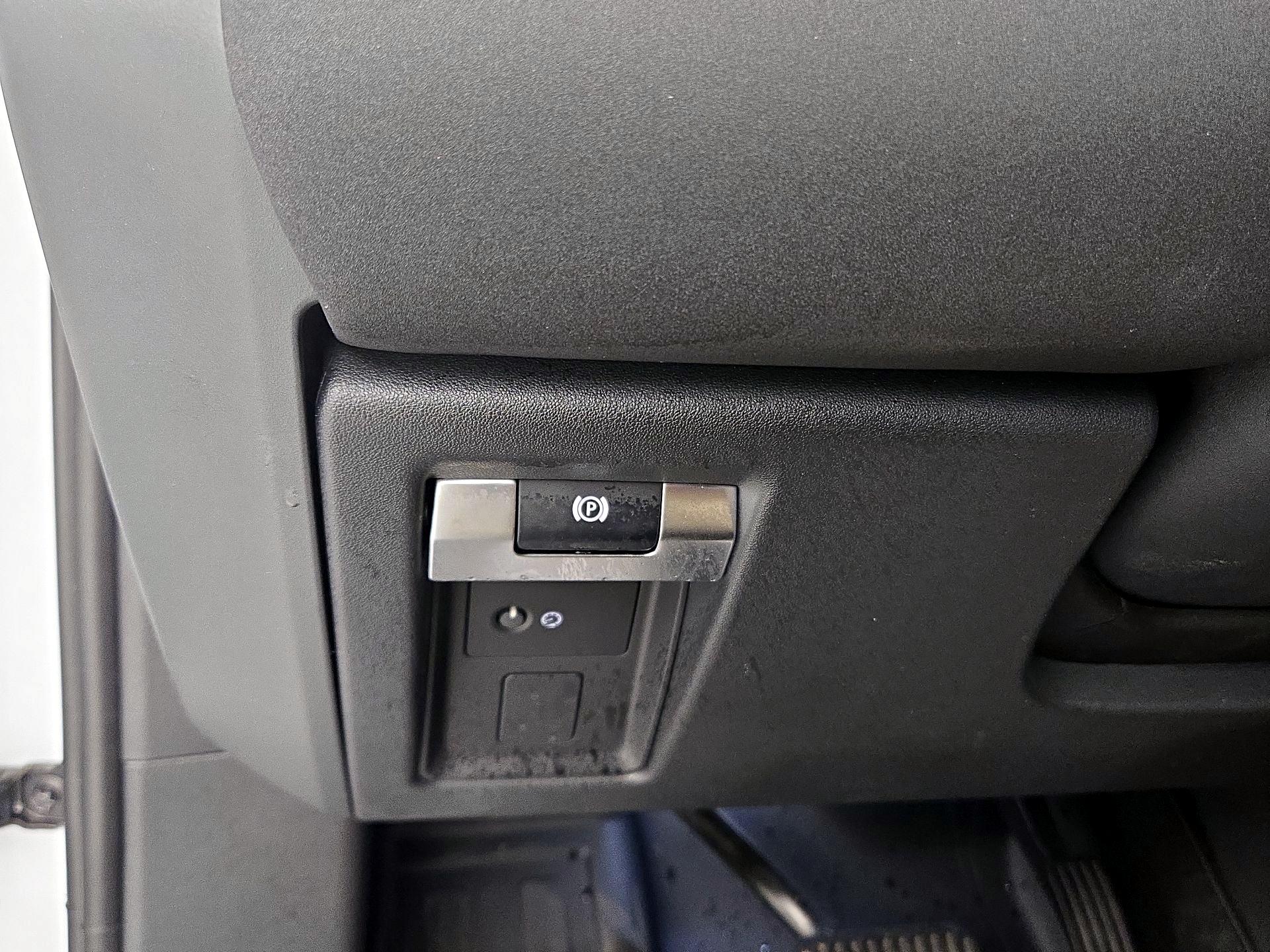 Thumbnail: 2023 Land Rover Defender - 13