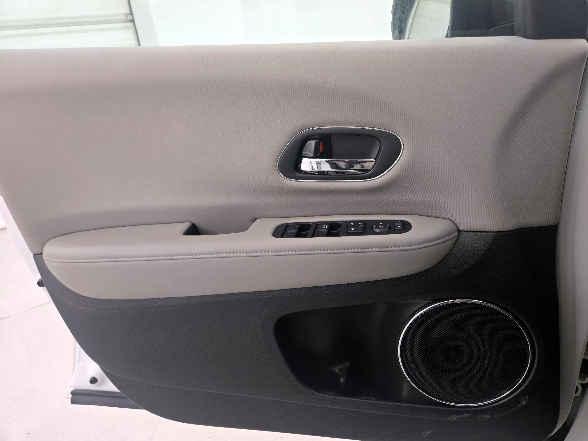 Thumbnail: 2016 Honda HR-V - 12