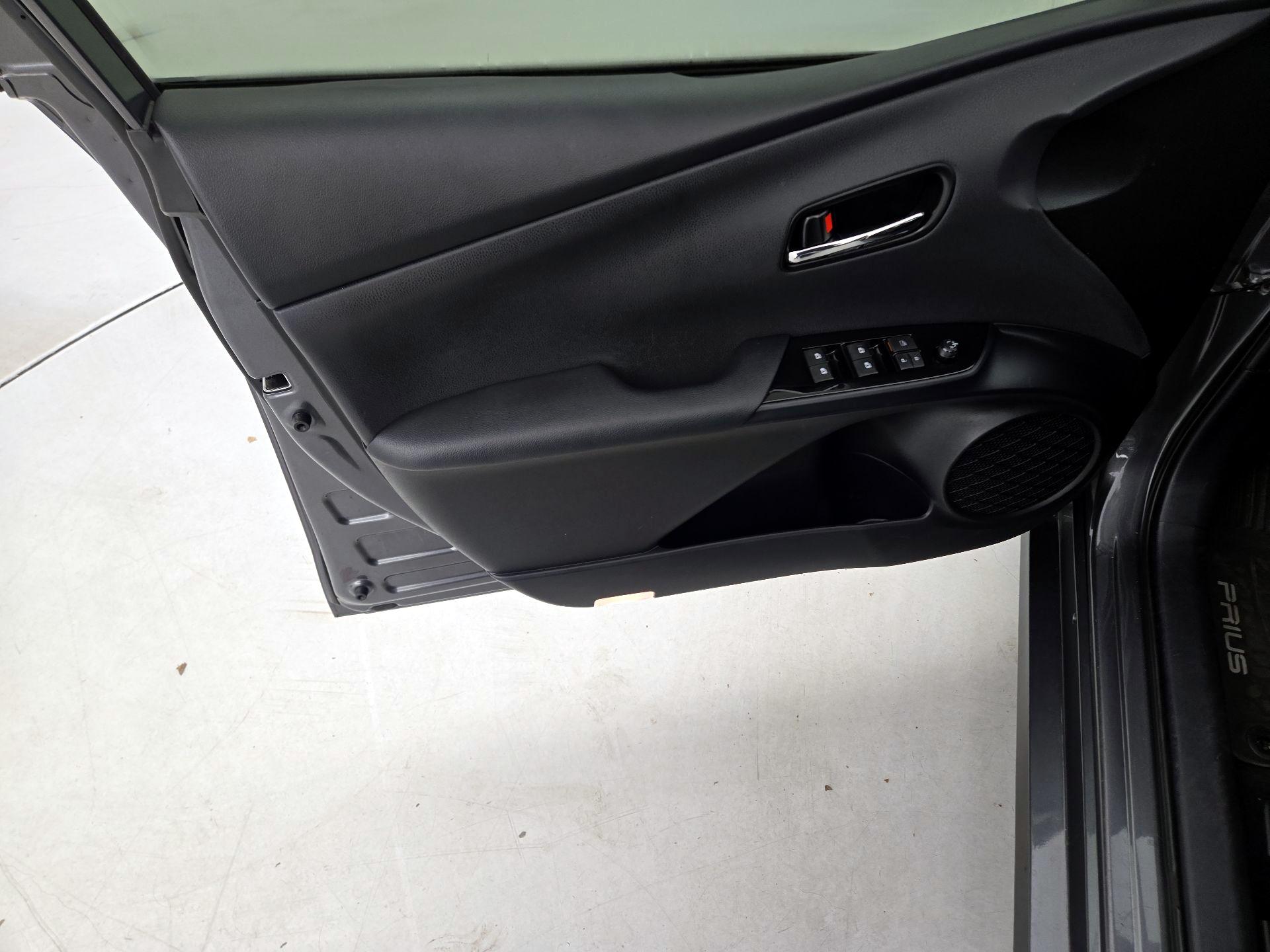 Thumbnail: 2016 Toyota Prius - 12