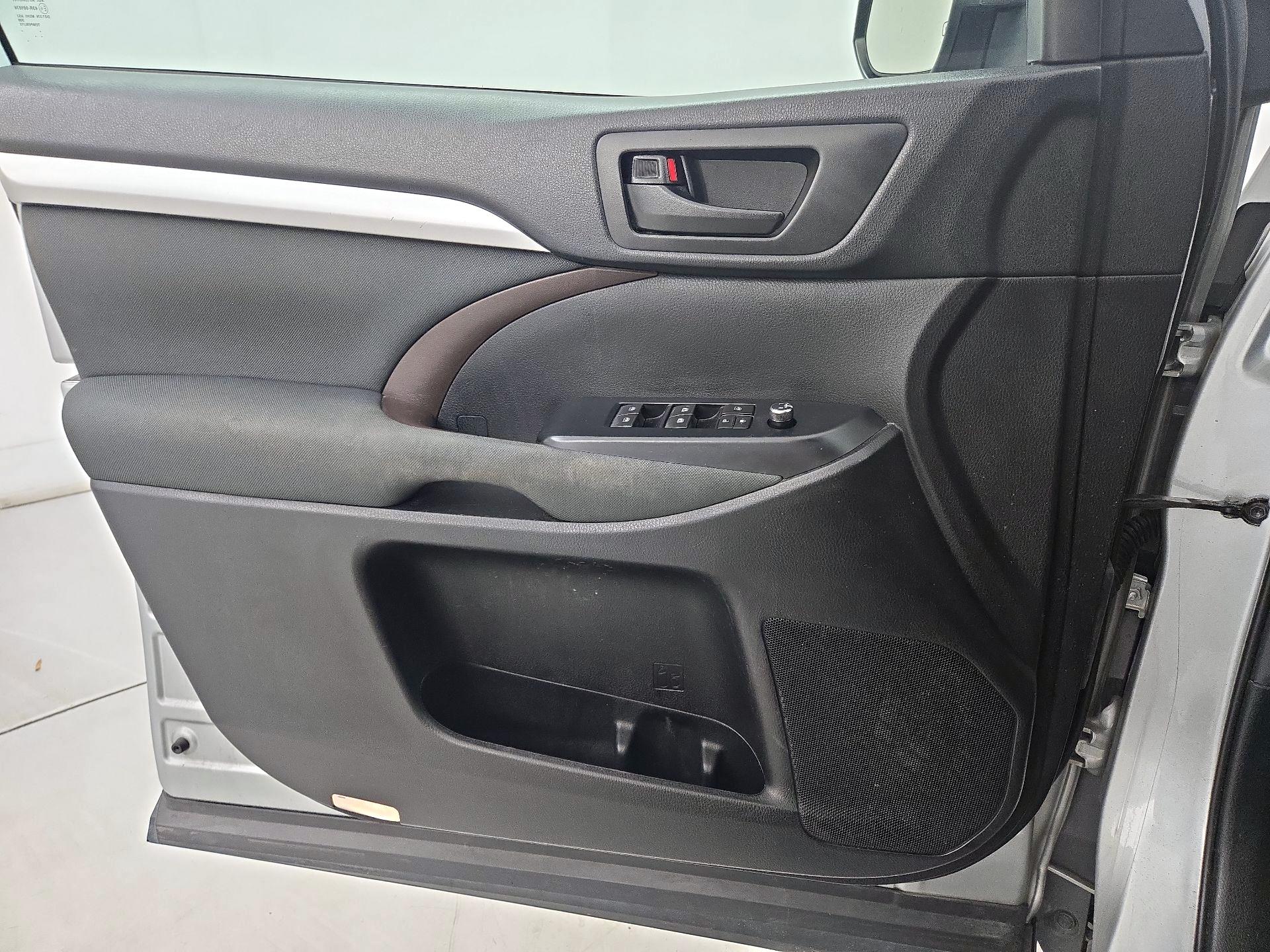 Thumbnail: 2019 Toyota Highlander - 12