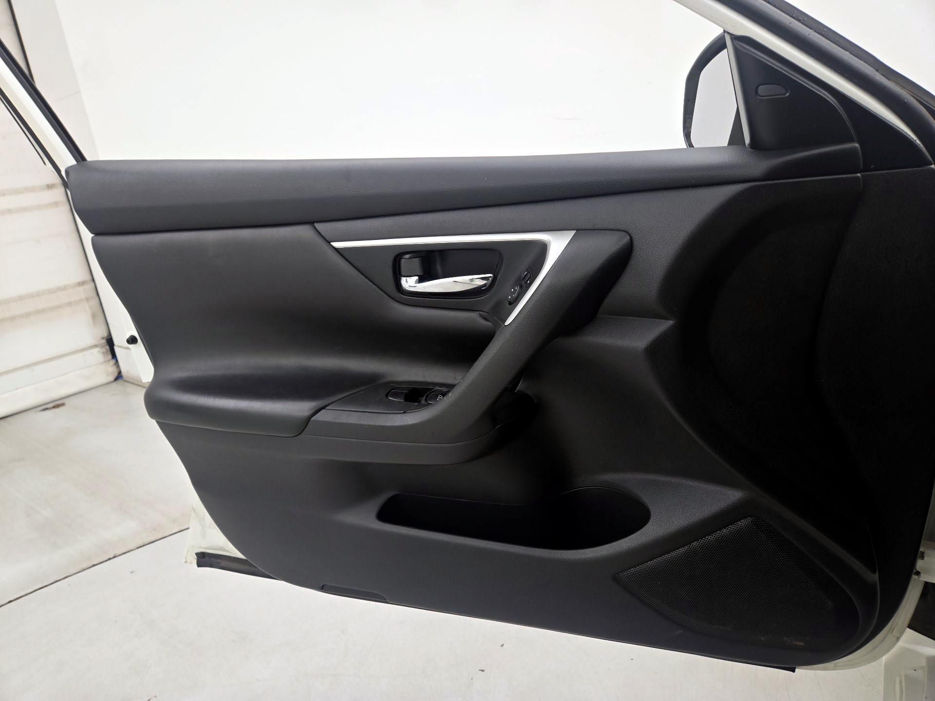 Thumbnail: 2017 Nissan Altima - 12