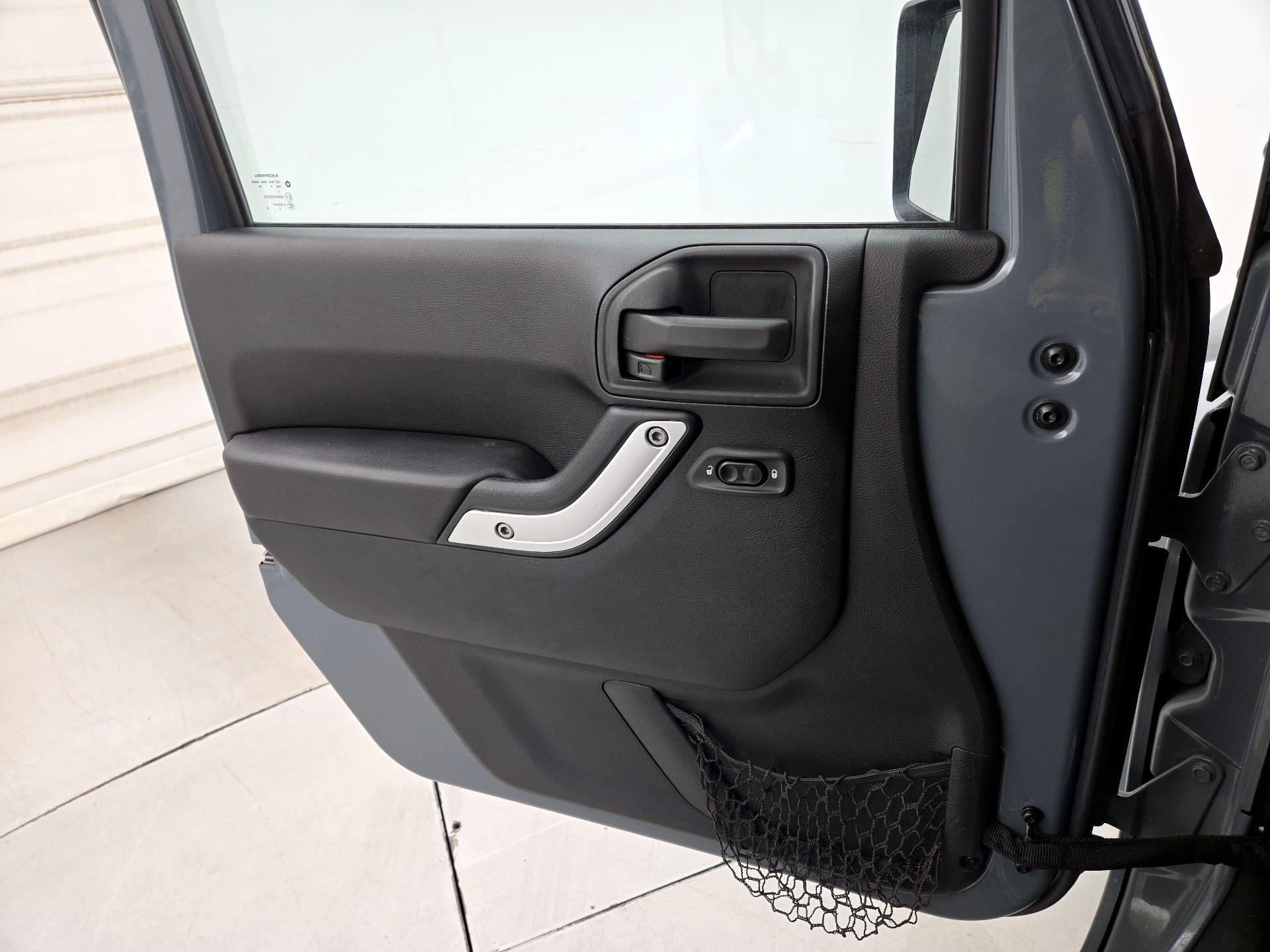 Thumbnail: 2015 Jeep Wrangler - 12