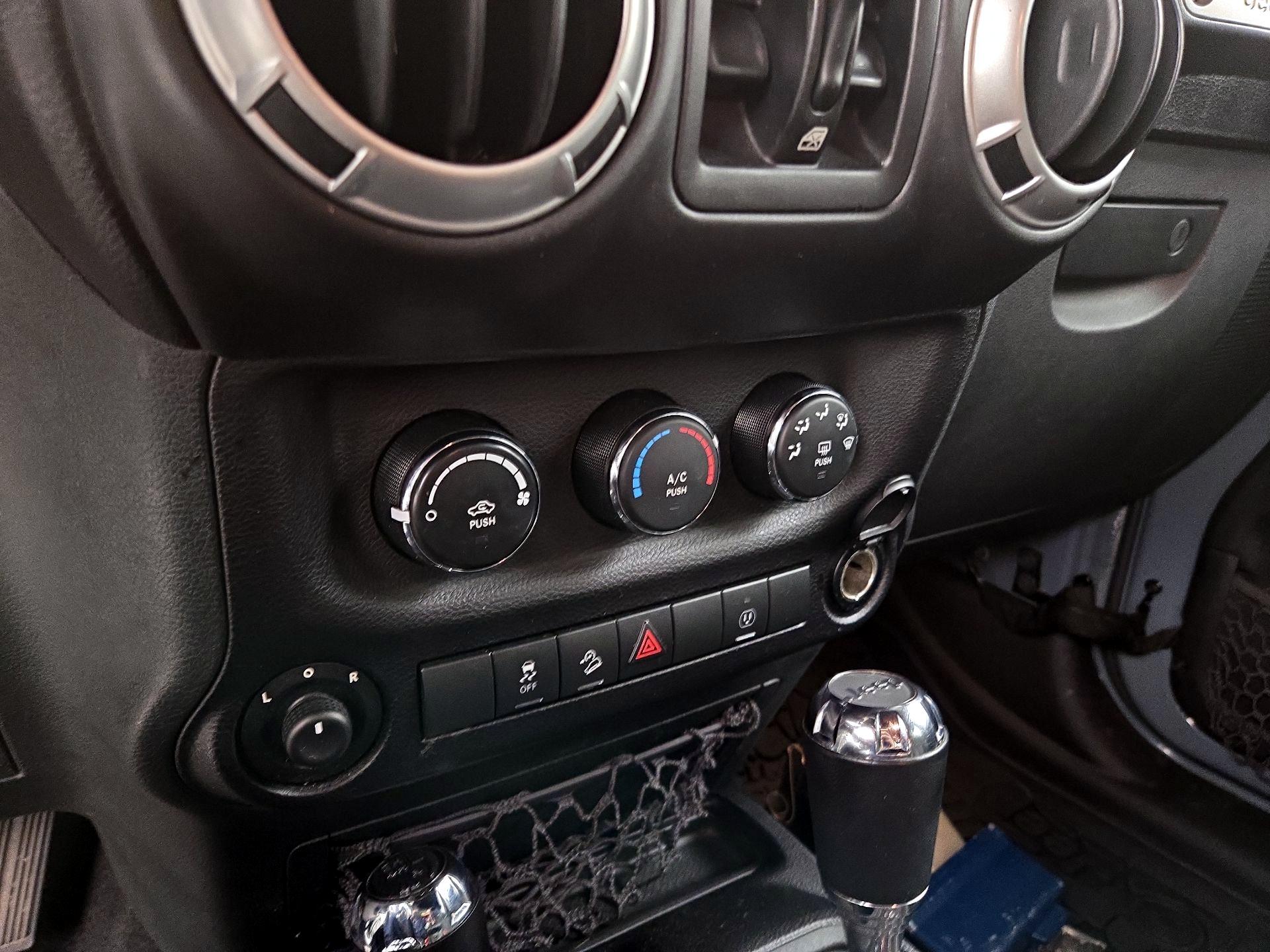 Thumbnail: 2015 Jeep Wrangler - 14