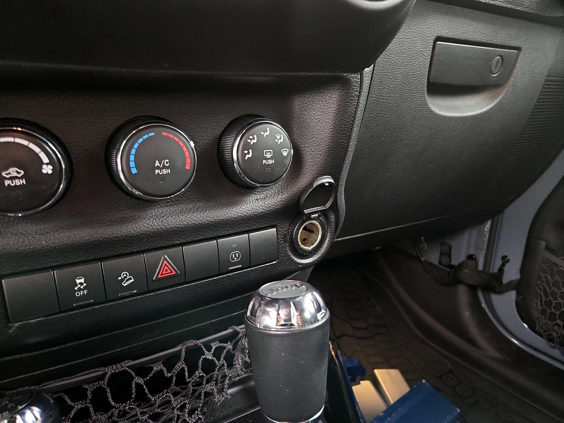 Thumbnail: 2015 Jeep Wrangler - 16