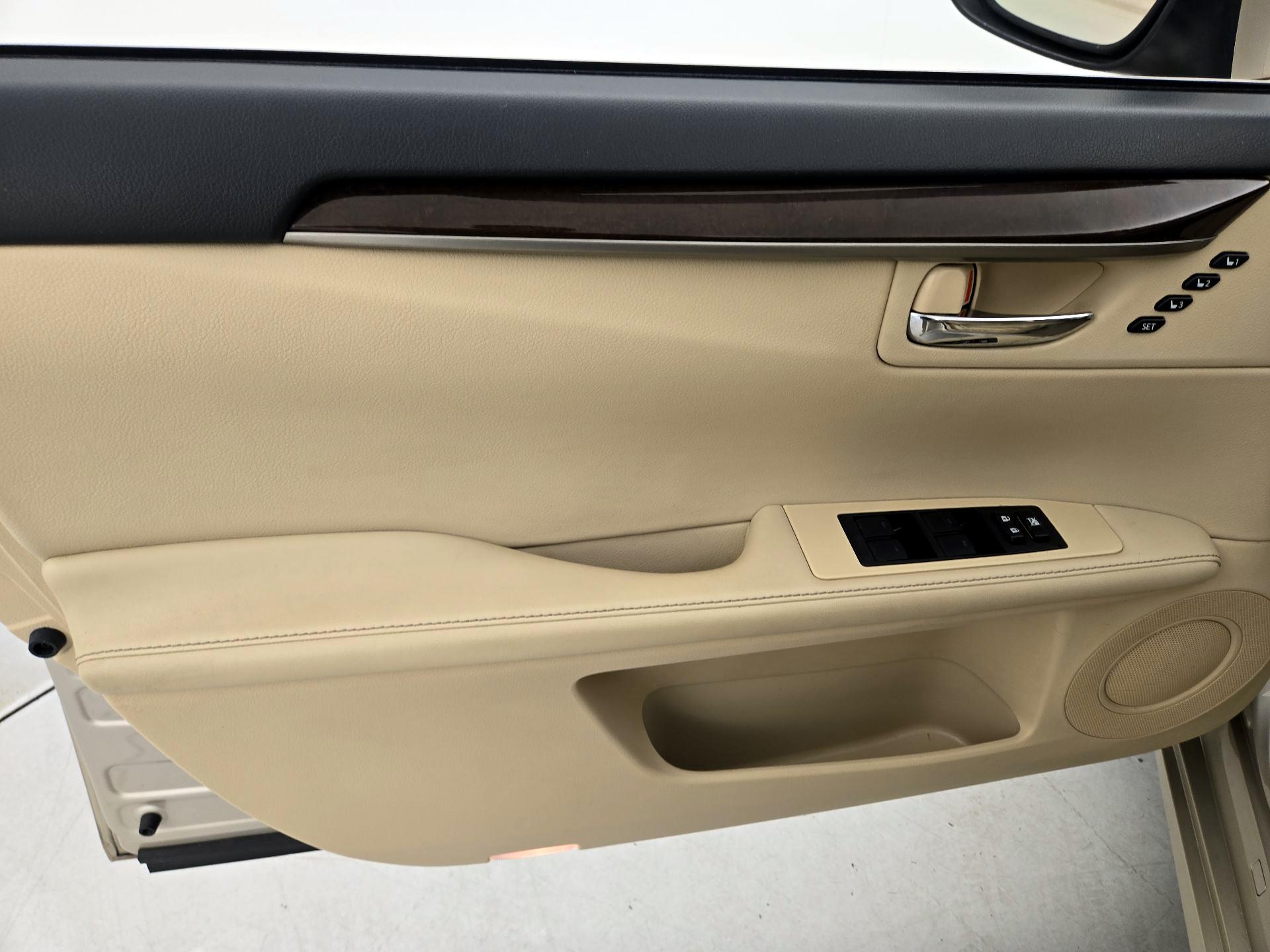 Thumbnail: 2014 Lexus ES - 12