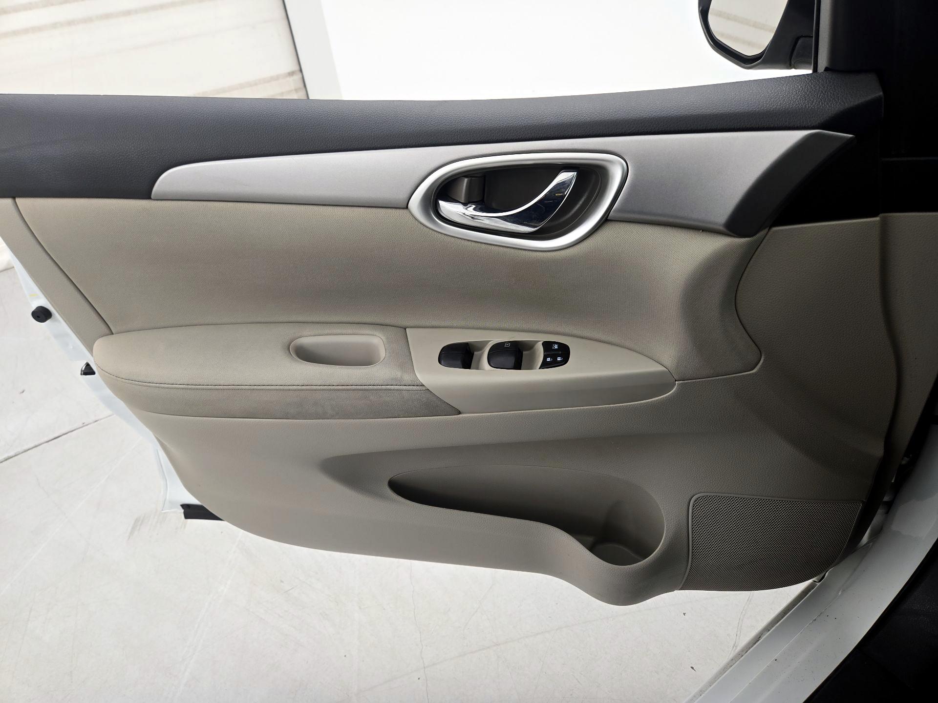 Thumbnail: 2015 Nissan Sentra - 12