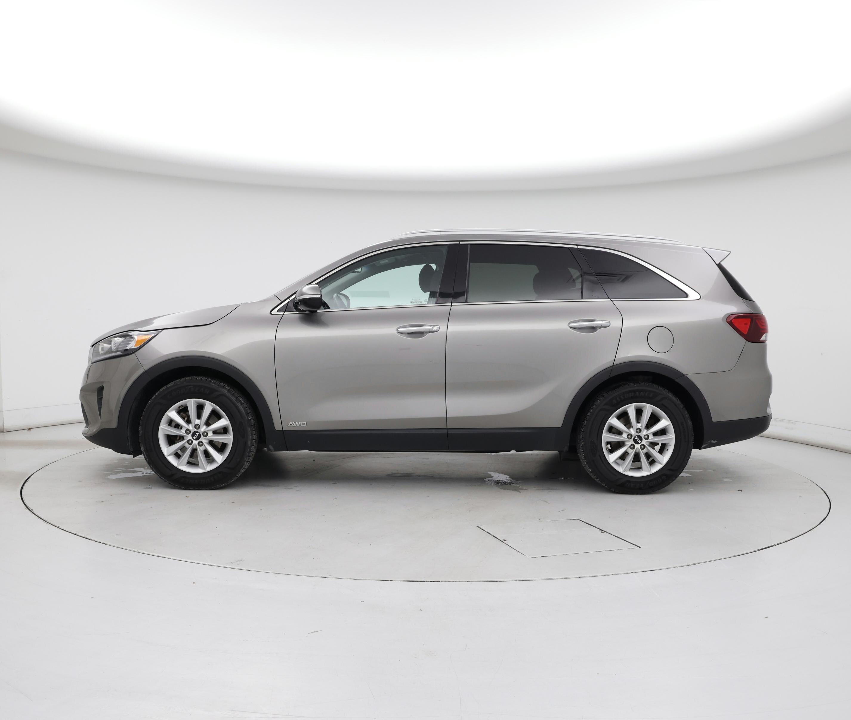 Thumbnail: 2019 Kia Sorento - 3