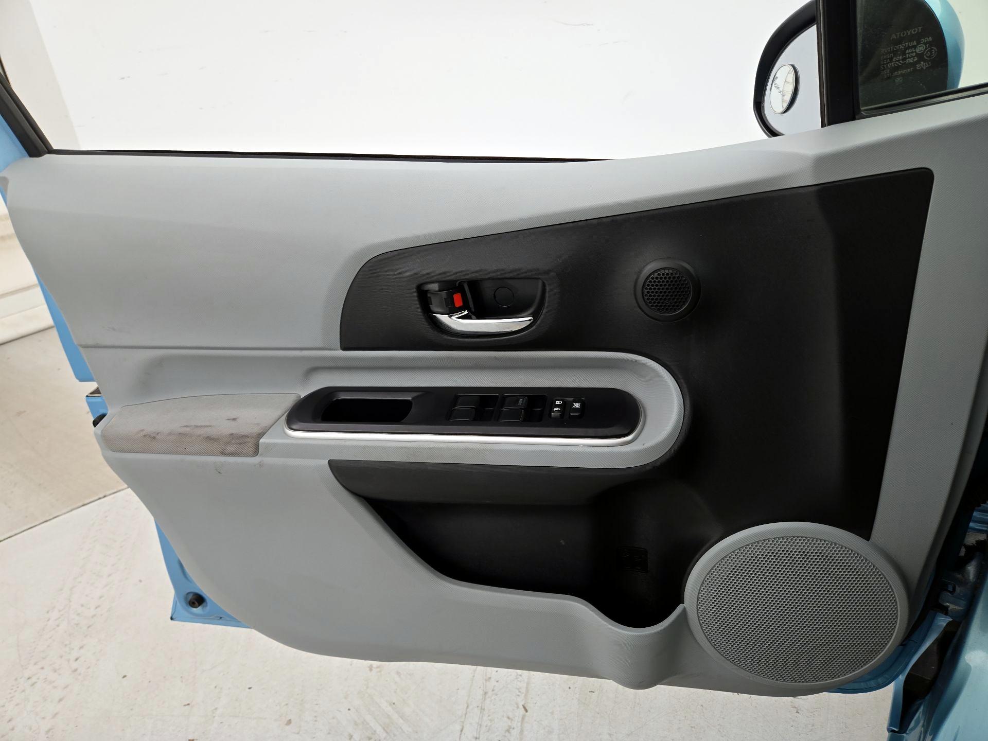 Thumbnail: 2014 Toyota Prius - 12