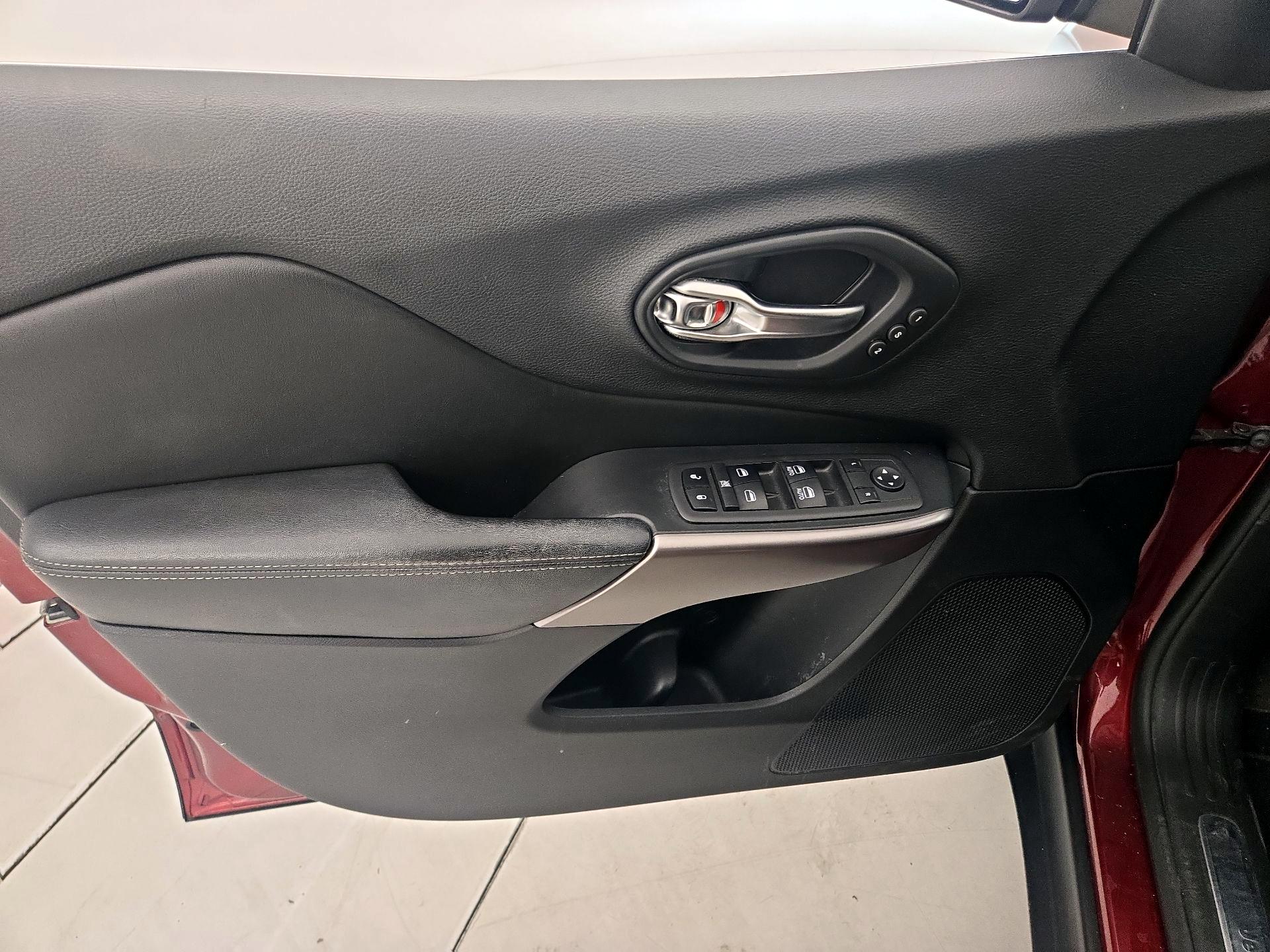 Thumbnail: 2019 Jeep Cherokee - 12