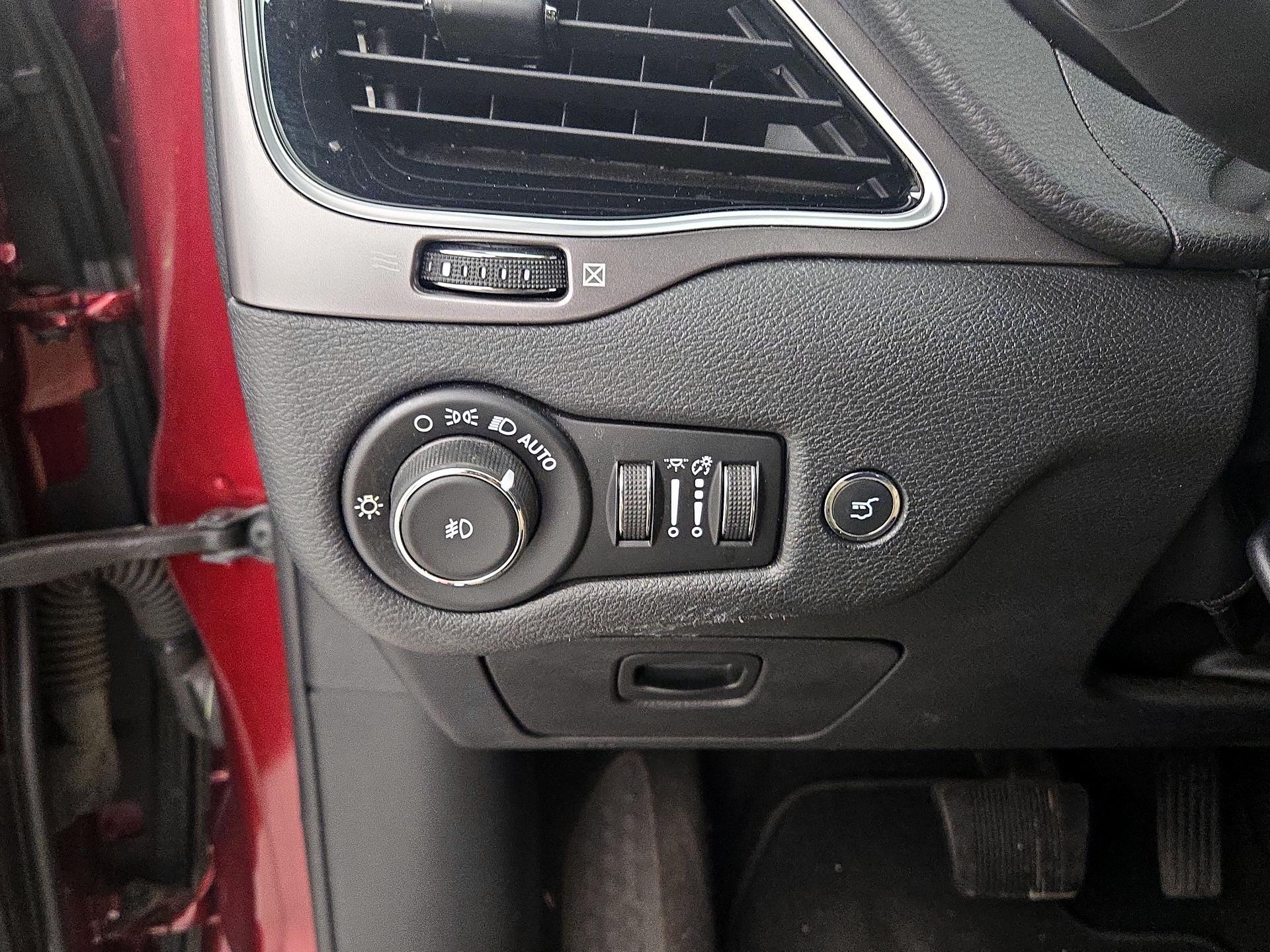 Thumbnail: 2019 Jeep Cherokee - 13