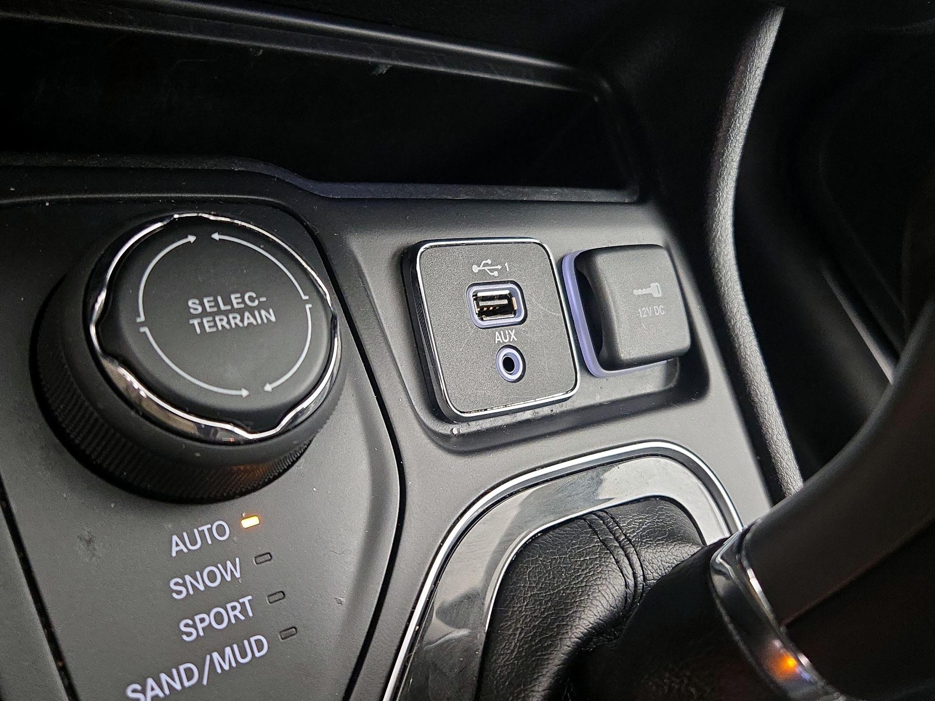 Thumbnail: 2019 Jeep Cherokee - 18