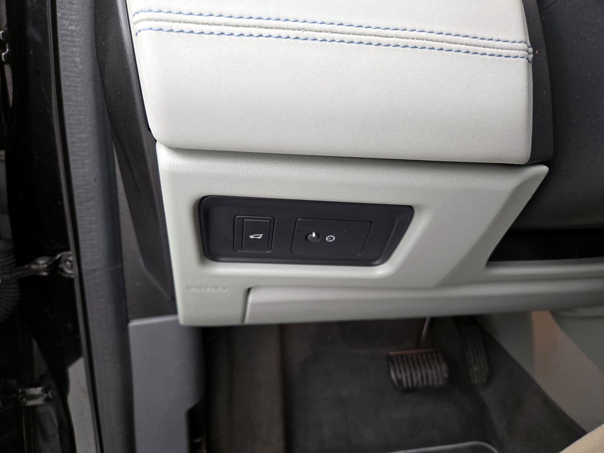 Thumbnail: 2019 Land Rover Discovery Sport - 13