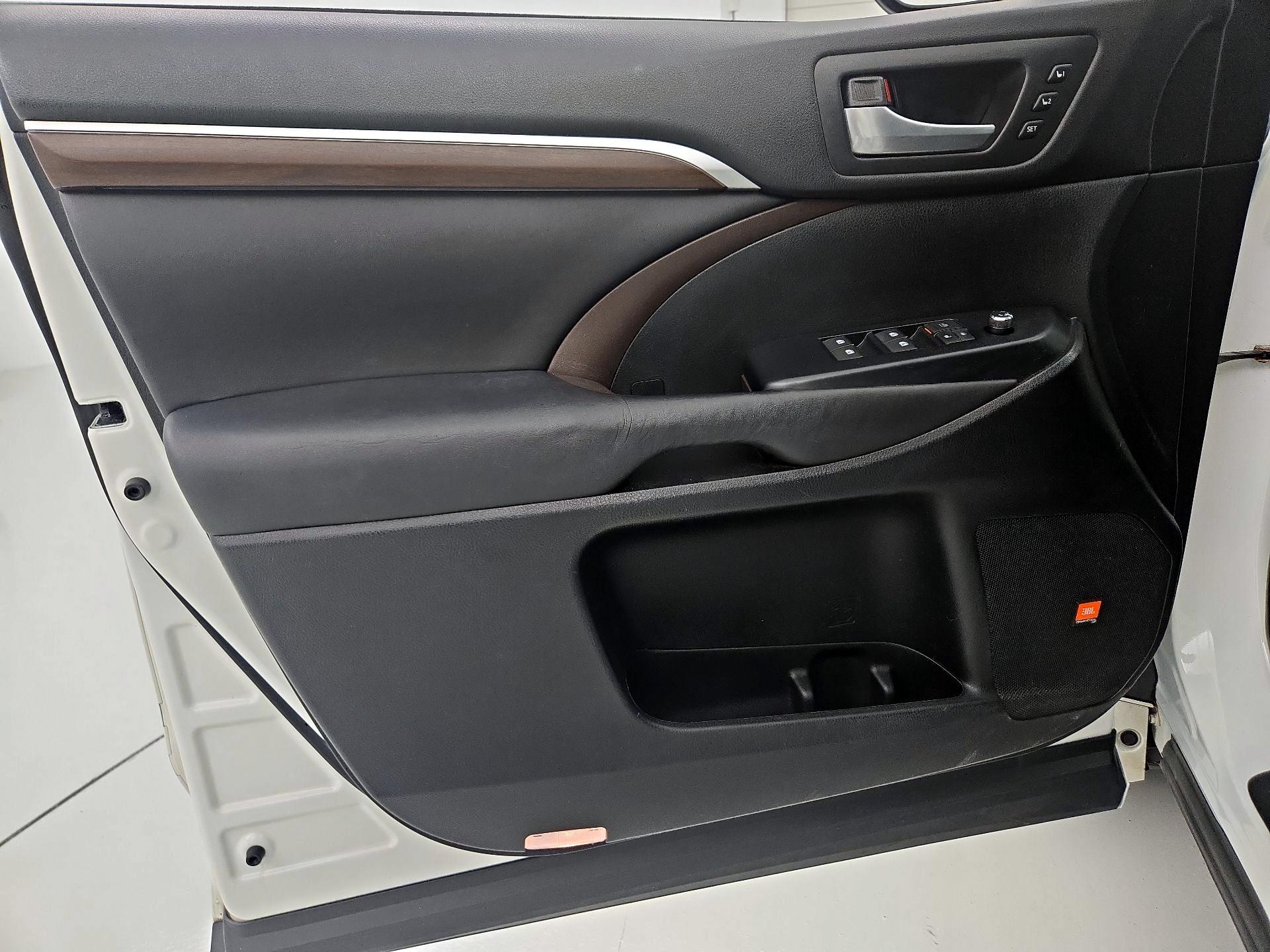 Thumbnail: 2016 Toyota Highlander - 12