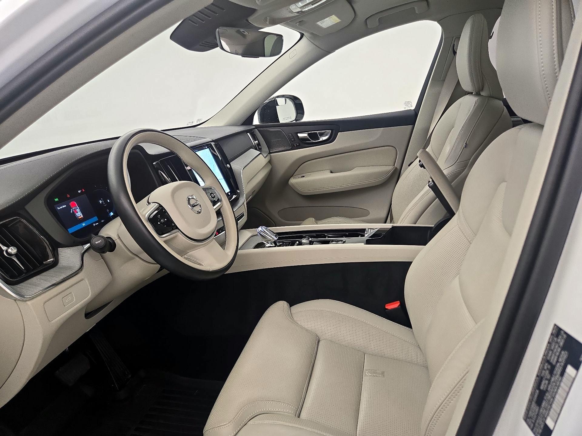 Thumbnail: 2025 Volvo XC60 - 11