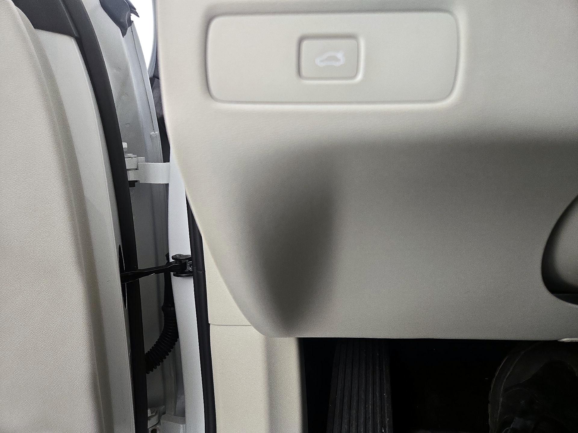 Thumbnail: 2025 Volvo XC60 - 13