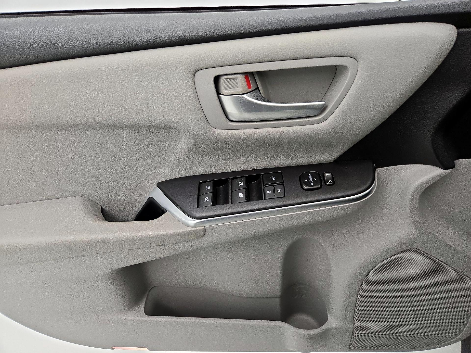 Thumbnail: 2017 Toyota Camry - 12