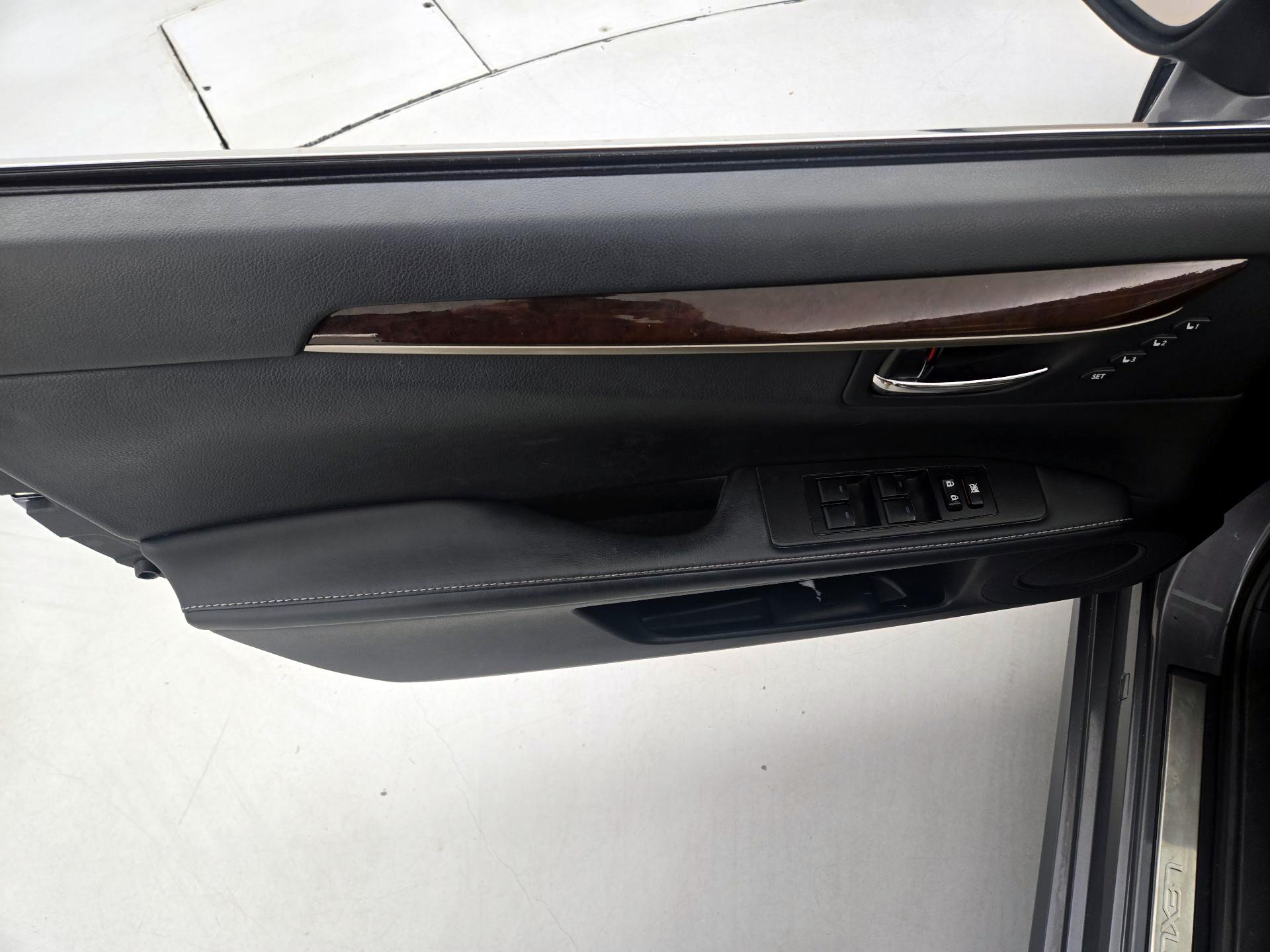 Thumbnail: 2014 Lexus ES - 12