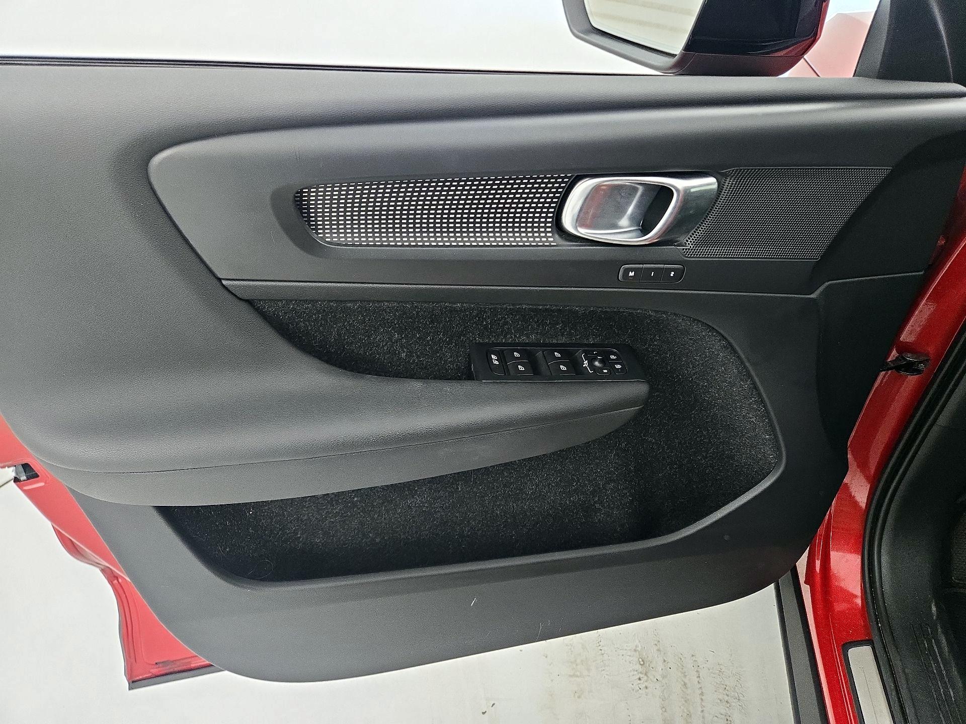 Thumbnail: 2019 Volvo XC40 - 12