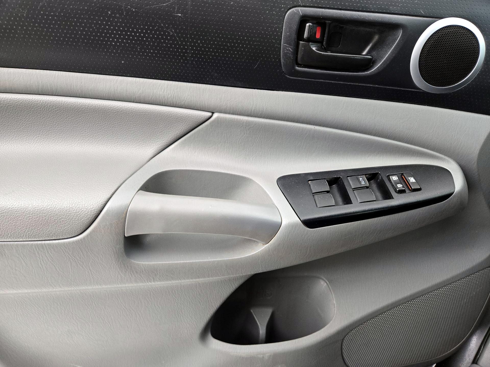 Thumbnail: 2015 Toyota Tacoma - 12