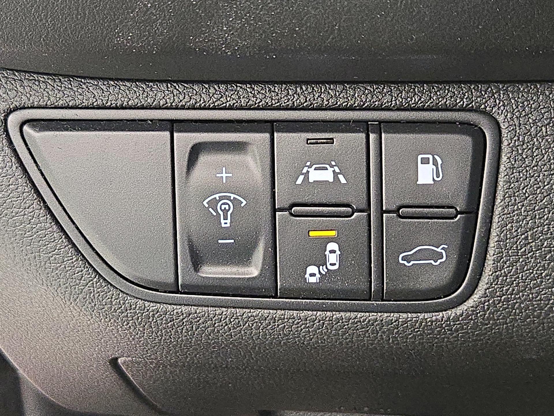 Thumbnail: 2019 Genesis G70 - 13