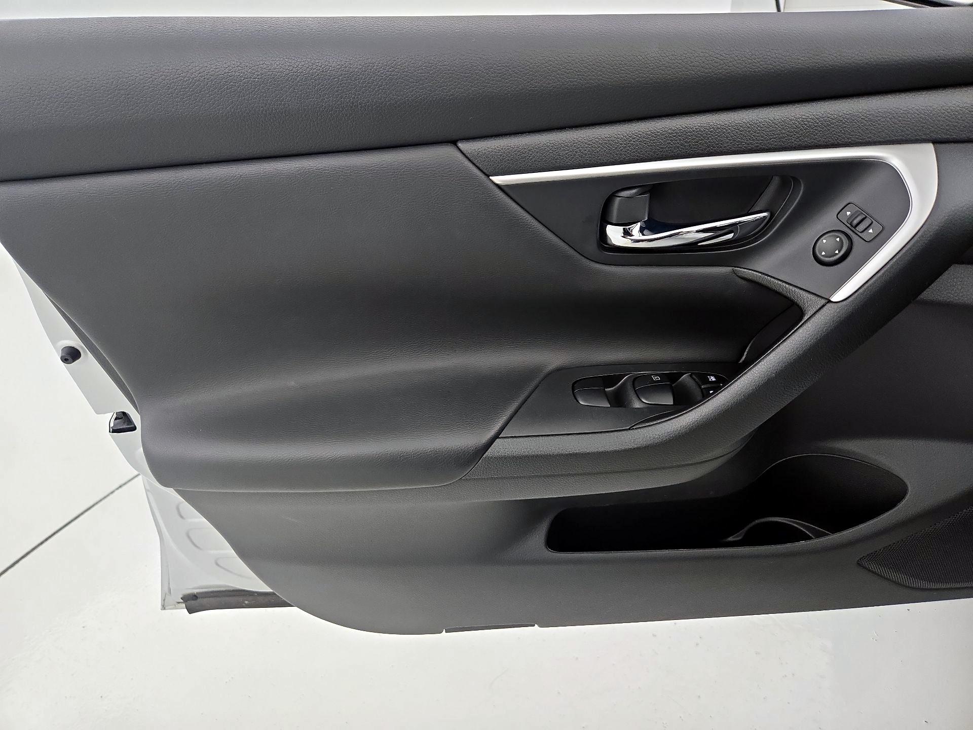 Thumbnail: 2017 Nissan Altima - 12