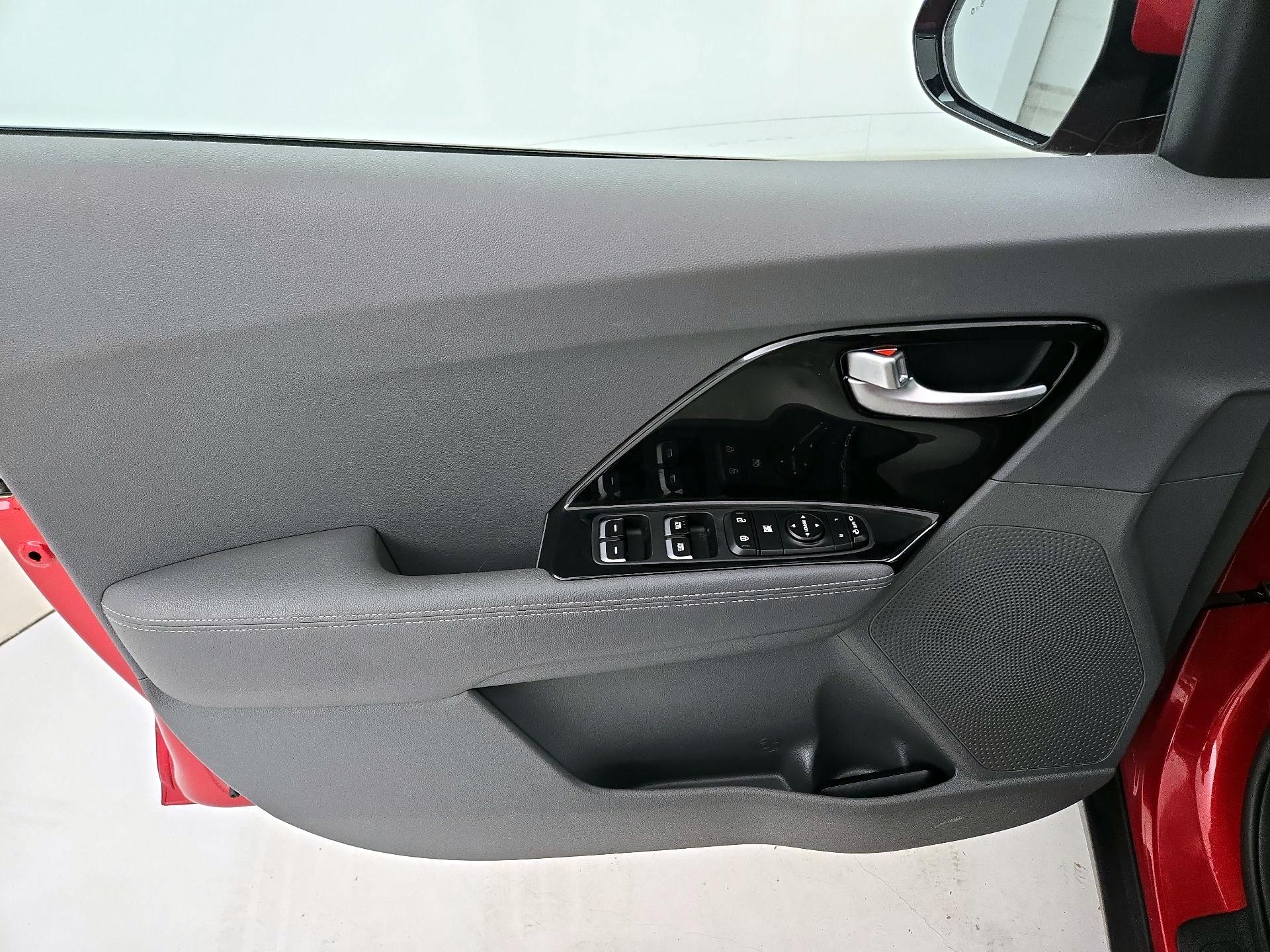 Thumbnail: 2019 Kia Niro - 12