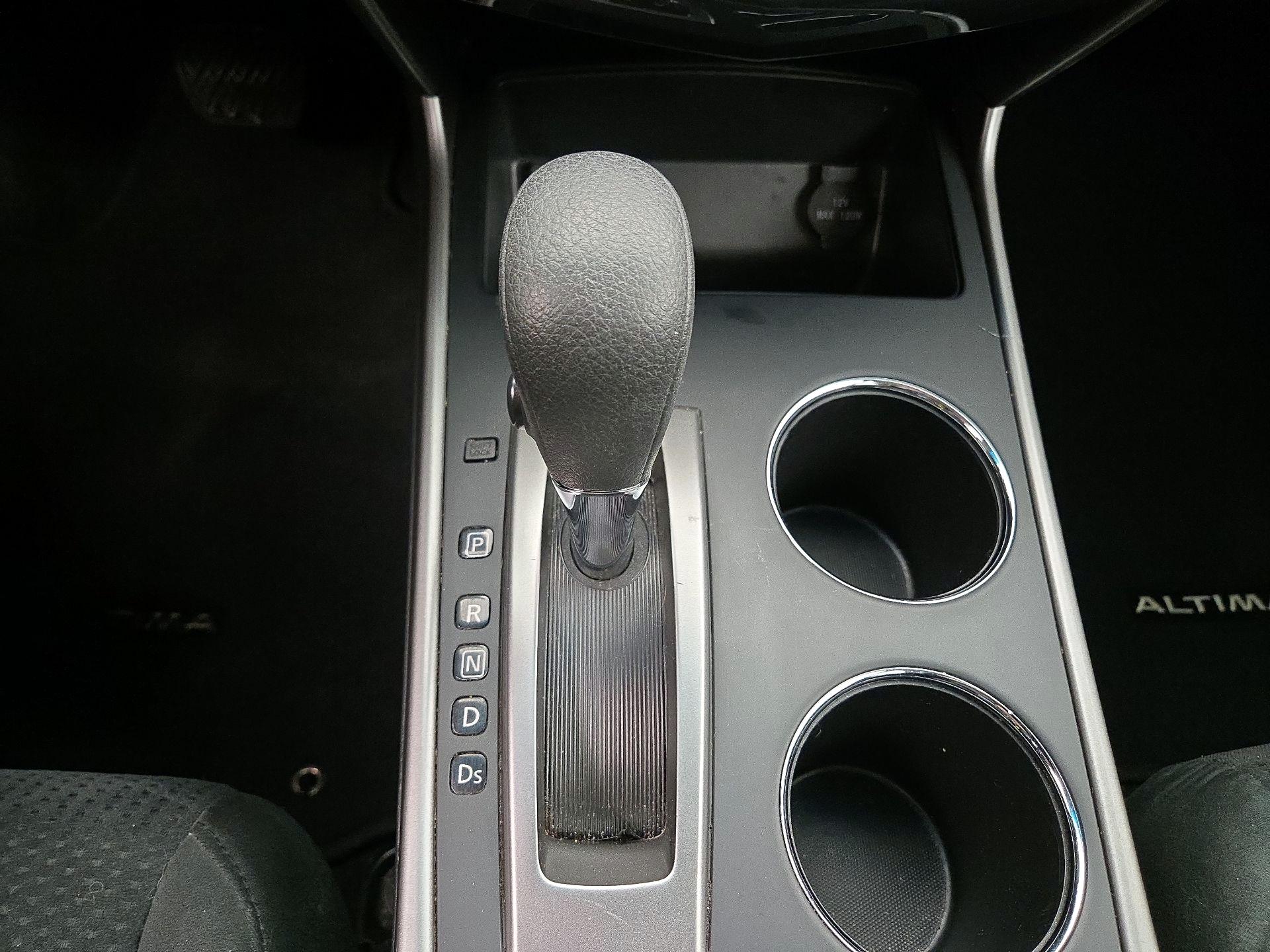 Thumbnail: 2015 Nissan Altima - 17