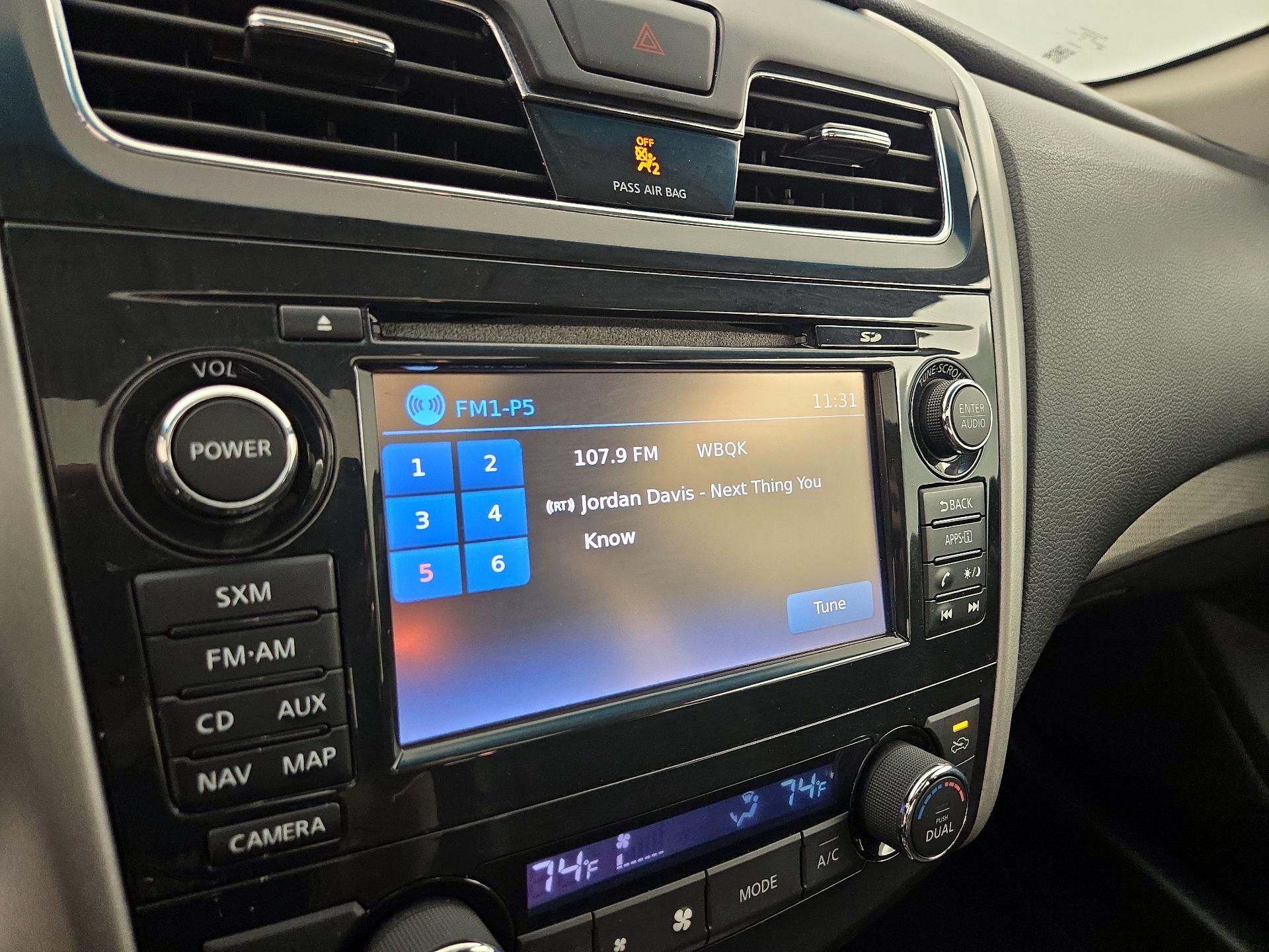 Thumbnail: 2015 Nissan Altima - 16